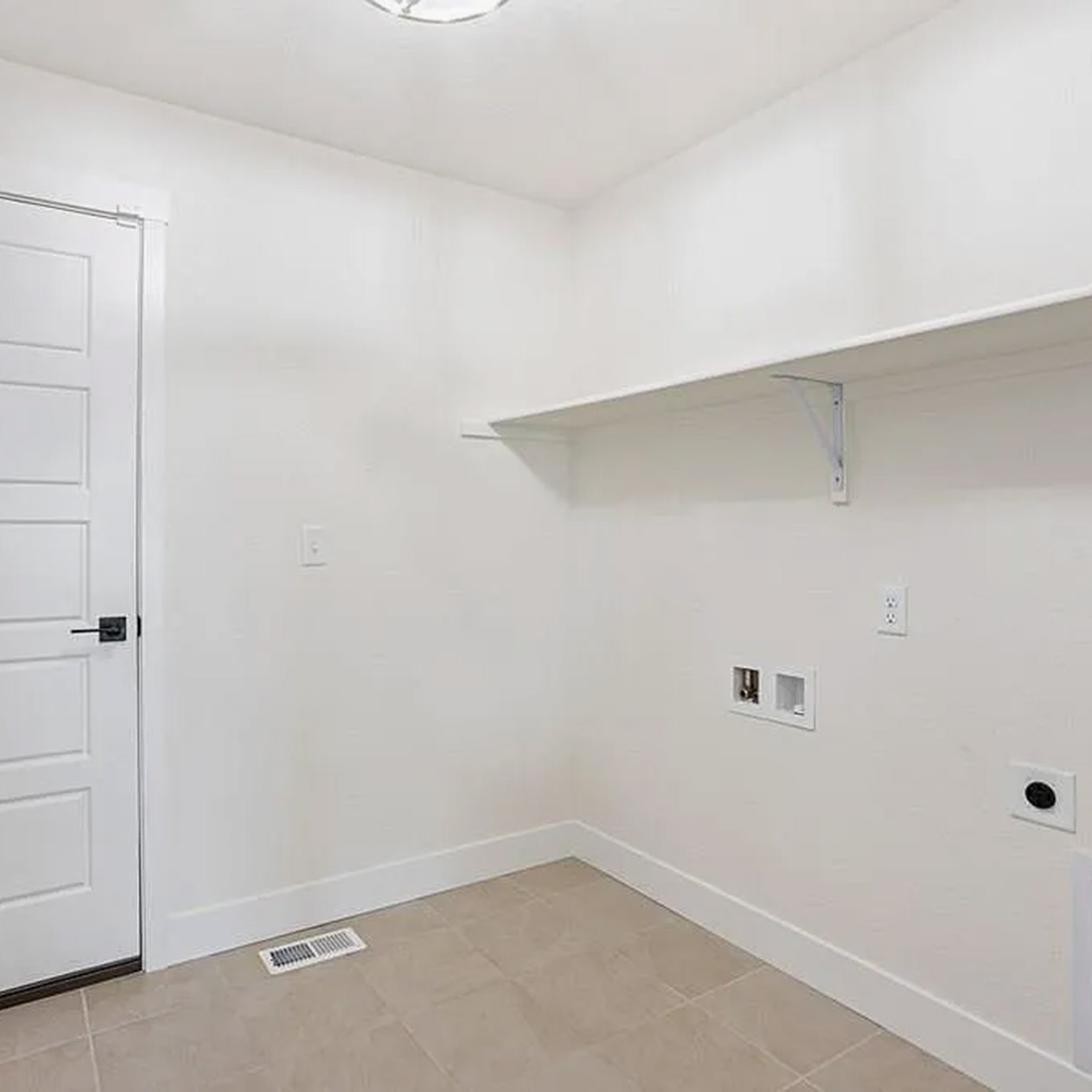 В некоторых домах прихожую совмещают с прачечной. Наша прихожая в Колорадо-Спрингс выглядела так. Правда, на фото не видно встроенного шкафа слева. Справа — место для установки стиральной и сушильной машин. Сушильная машина работала на газу, для подключения в стене уже были отверстия