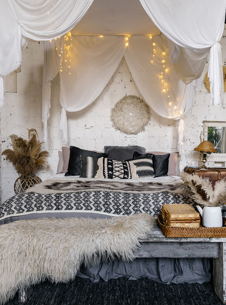 Белую шкуру можно положить на диван или кровать в качестве элемента декора. Фотография: brizmaker / Shutterstock