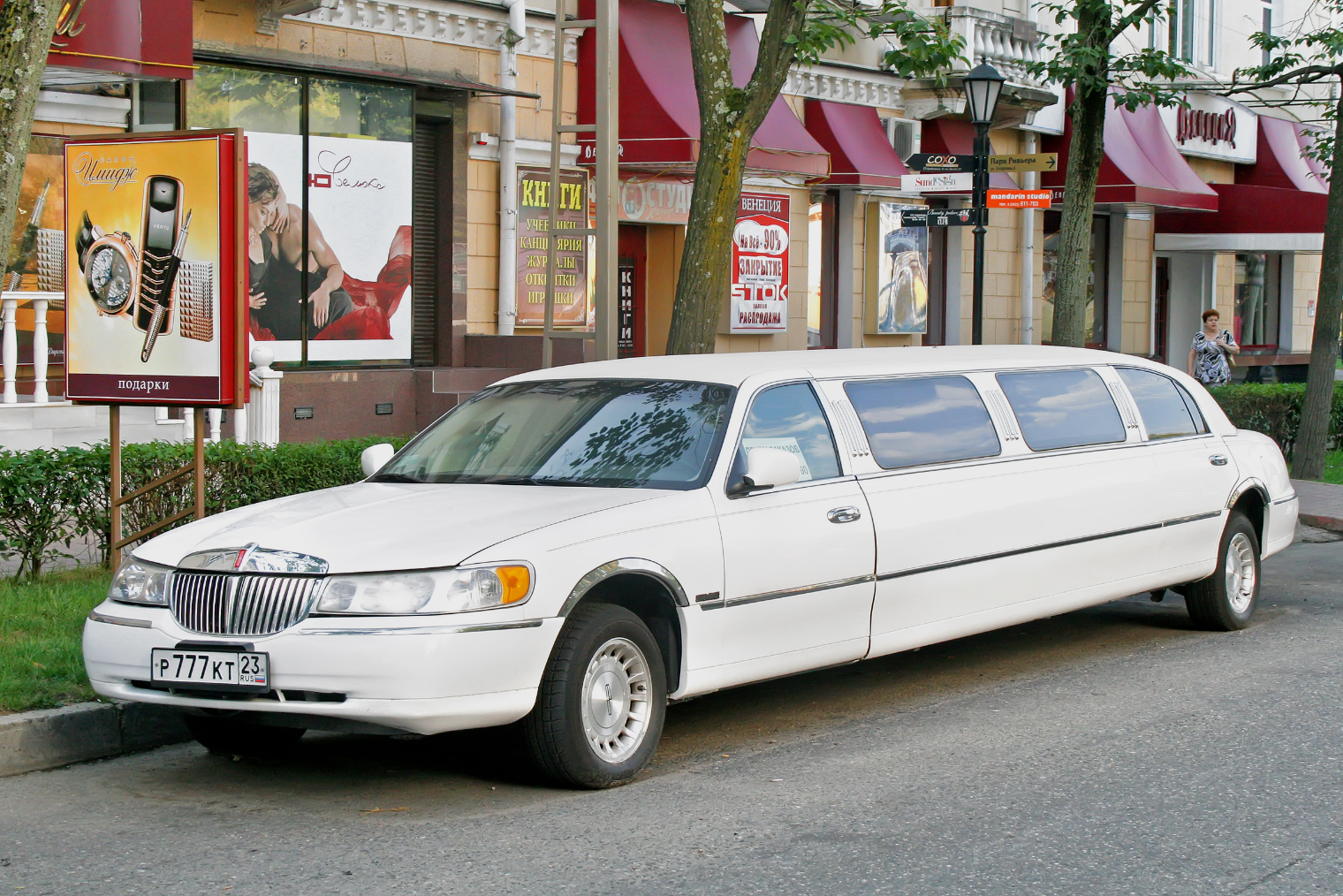 Lincoln Town Car предположительно 1998–2002 года. Когда⁠-⁠то это был седан, но теперь — лимузин. Источник: Art Konovalov / Shutterstock