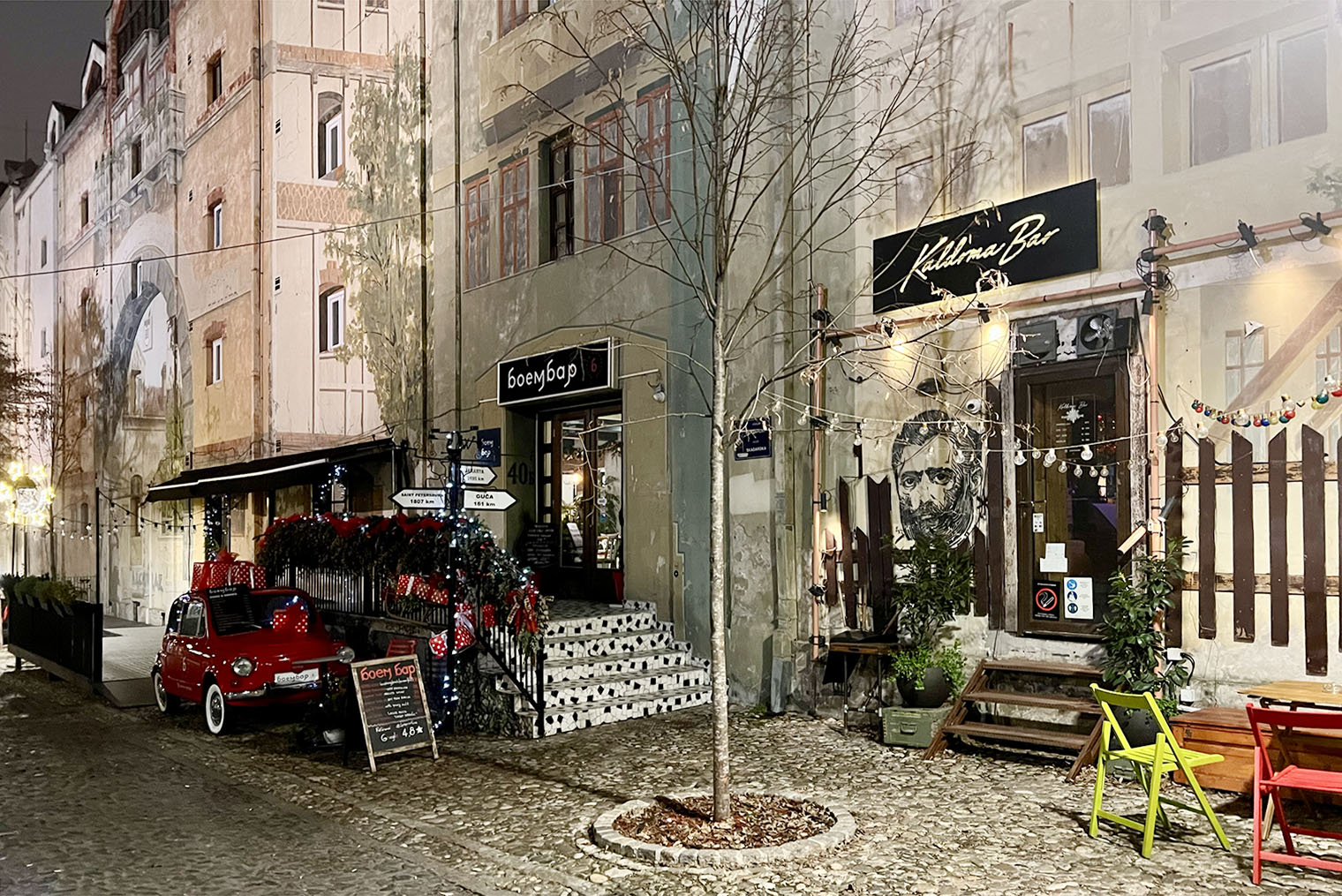 На летних фото из Белграда я видела, что рестораны украшают клумбами с живыми цветами, зимой там не так красочно