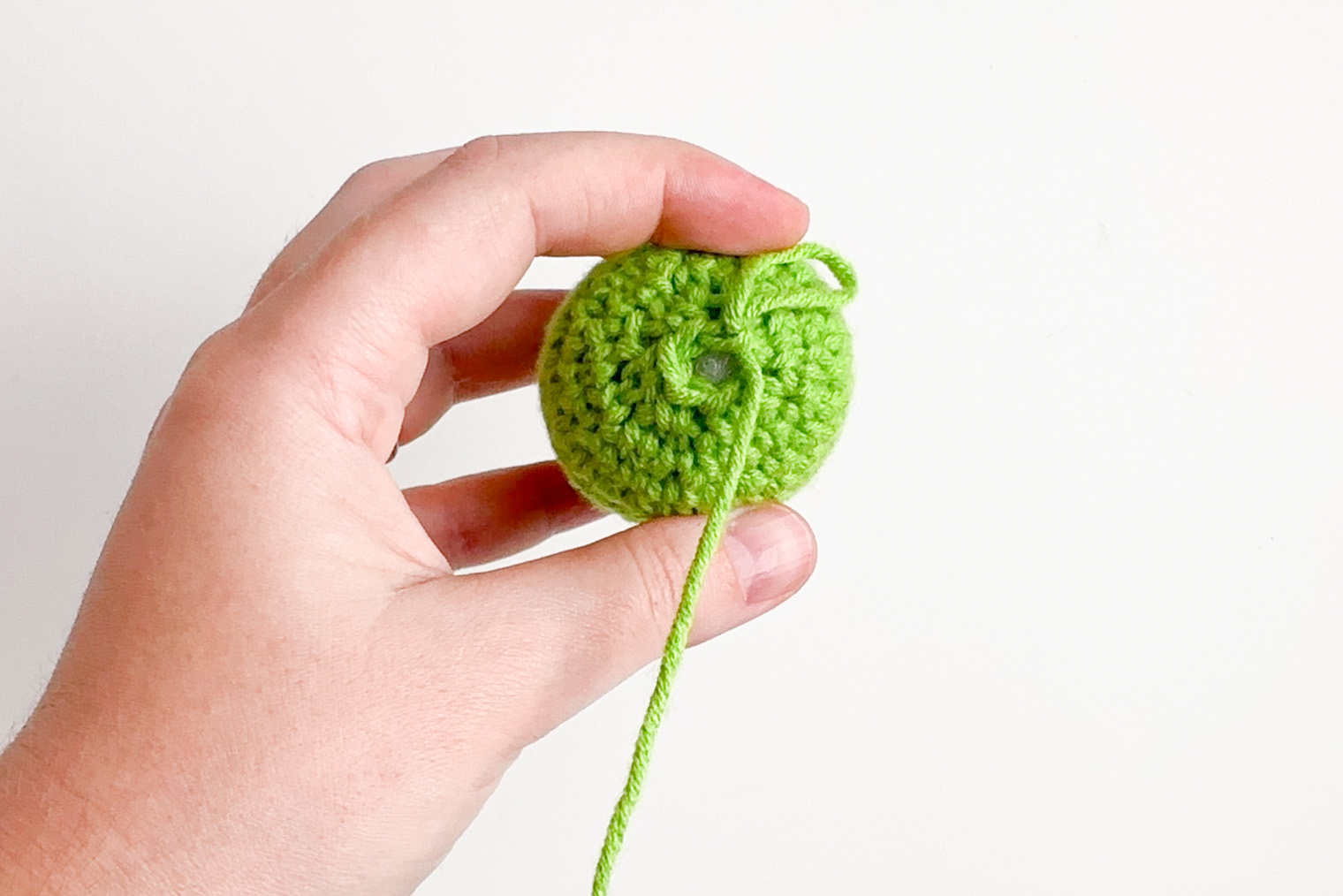 Ряд 15. Яйцо в конце 15-го ряда — все убавки завершены, осталось шесть петель