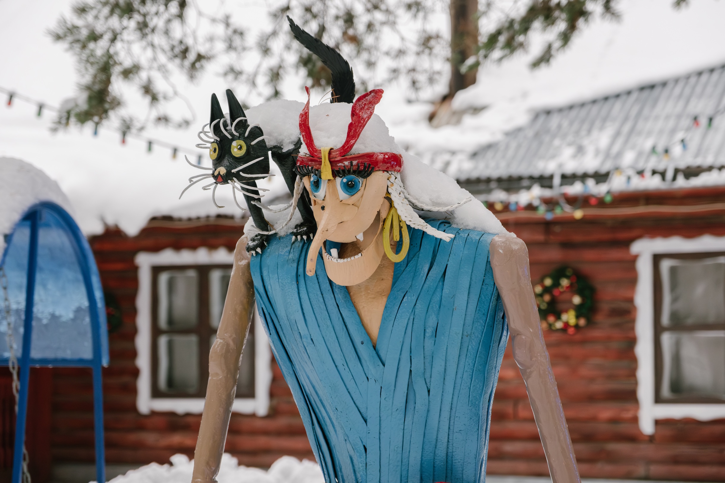 Дети могут порассматривать сказочных персонажей, которые поджидают на каждом углу