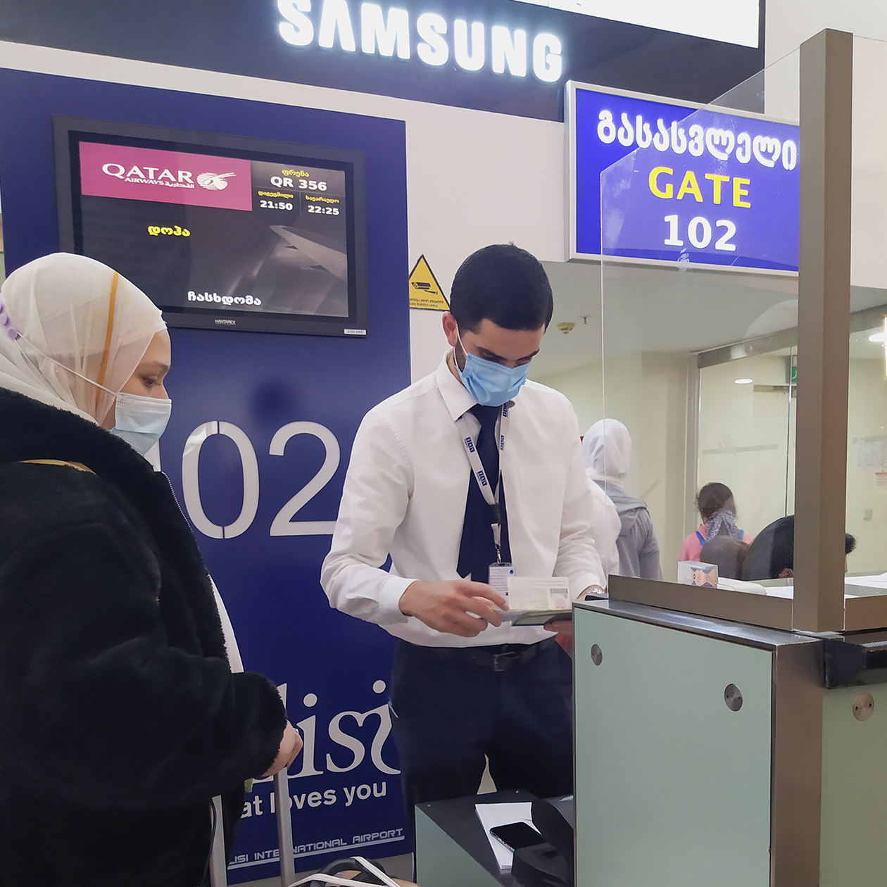 Сотрудник авиакомпании проверяет документы у выхода на посадку в аэропорту Тбилиси. Обычно это делают очень быстро