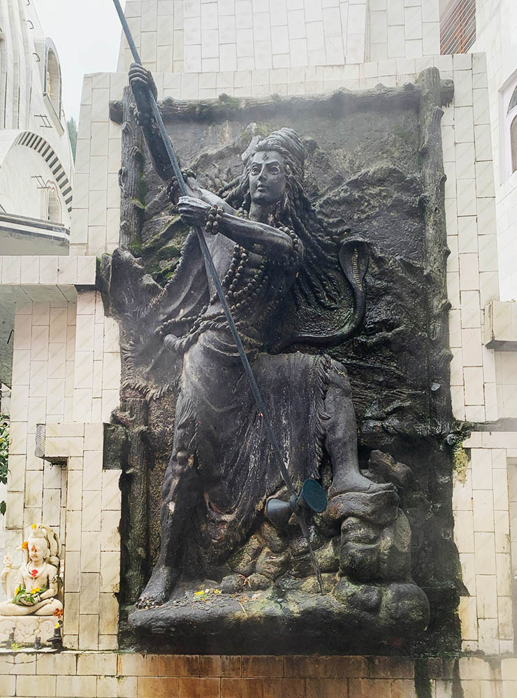 Статуя бога Шивы в храме на серных источниках