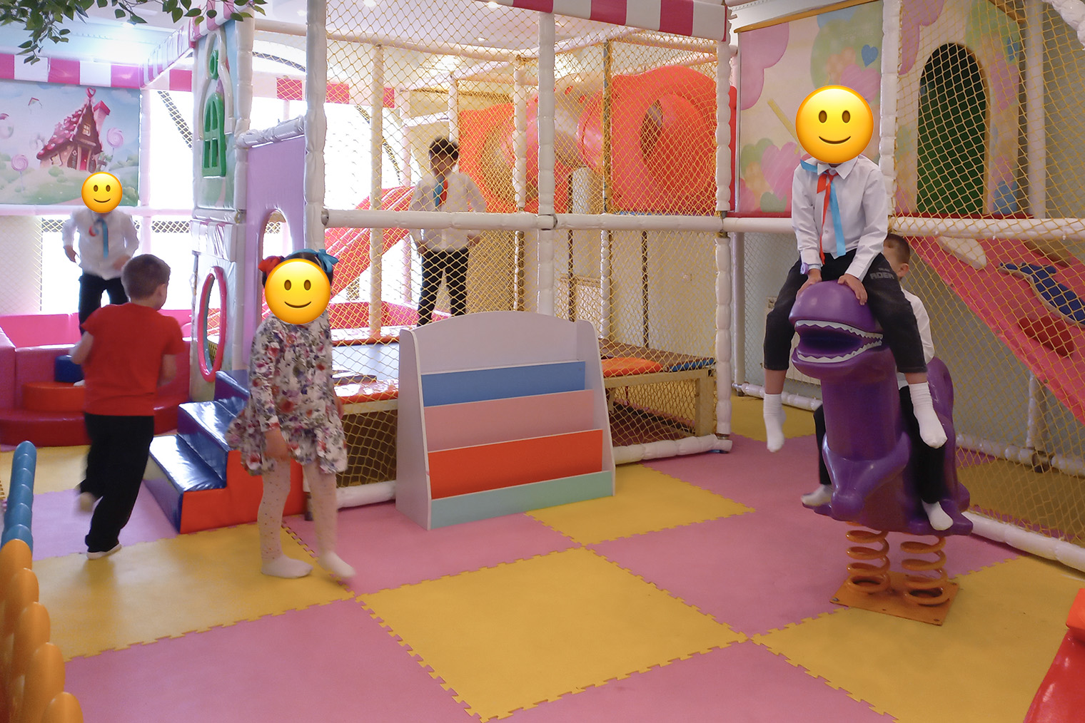 Дети празднуют окончание первого класса