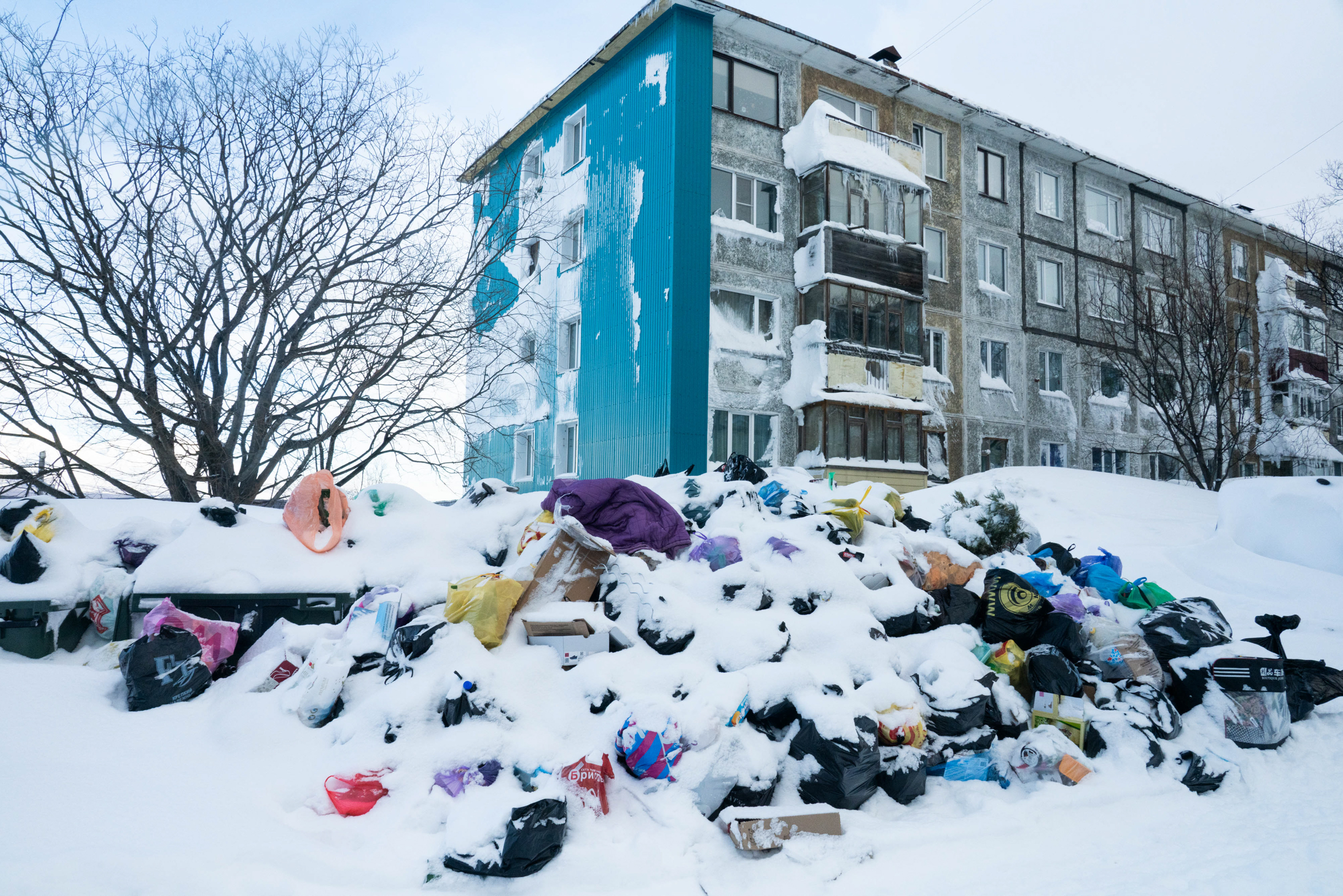 Из-за снежных заносов мусоровозы не могут заехать во дворы, поэтому в городе образовались гигантские свалки. По словам губернатора Владимира Солодова, на 26 января не вывезен мусор с половины площадок. Жителям обещают сделать перерасчет оплаты этой услуги. По словам камчатца Алексея, многие хранят мусор на балконе до лучших времен. Также он отмечает, что на автобусных остановках установлены мобильные баки
