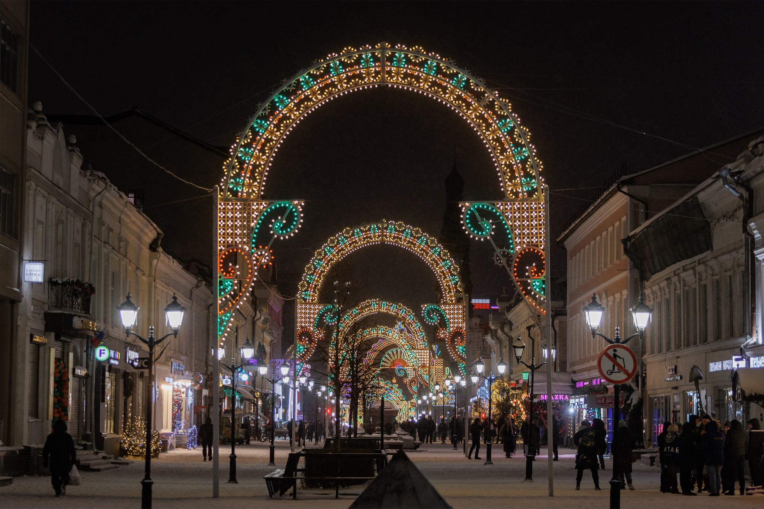 Светящиеся арки появились еще на главной пешеходной улице Казани — Баумана