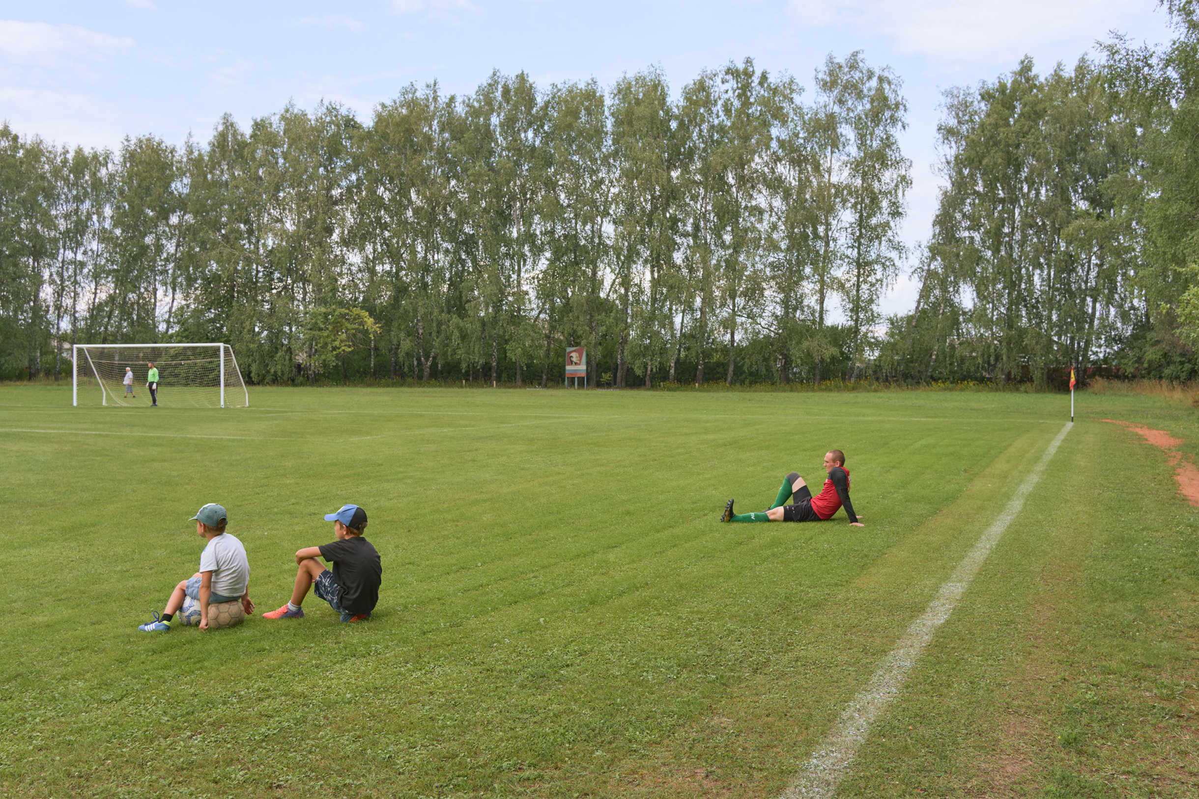А некоторые разминаются на поле