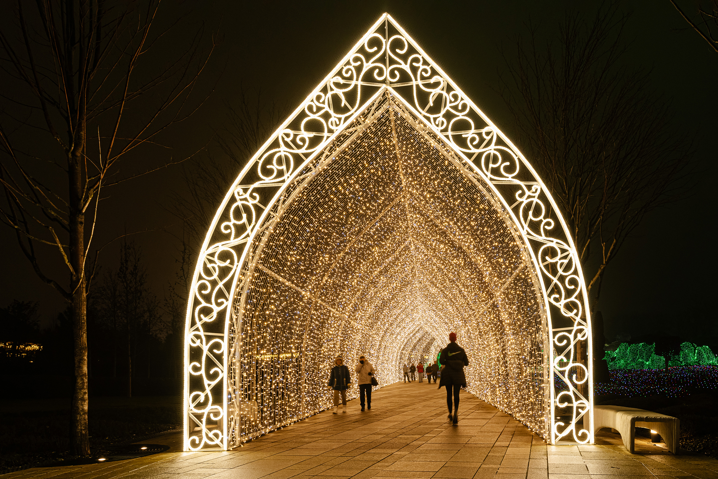 К праздникам в парке соорудили огромную арку из гирлянд. Она ведет в новую зону — «Парк облаков». Локации открывают поэтапно, вход туда бесплатный