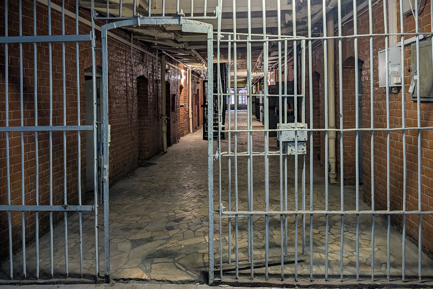 В коридоре стоит лестница — по ней можно подняться на следующий этаж