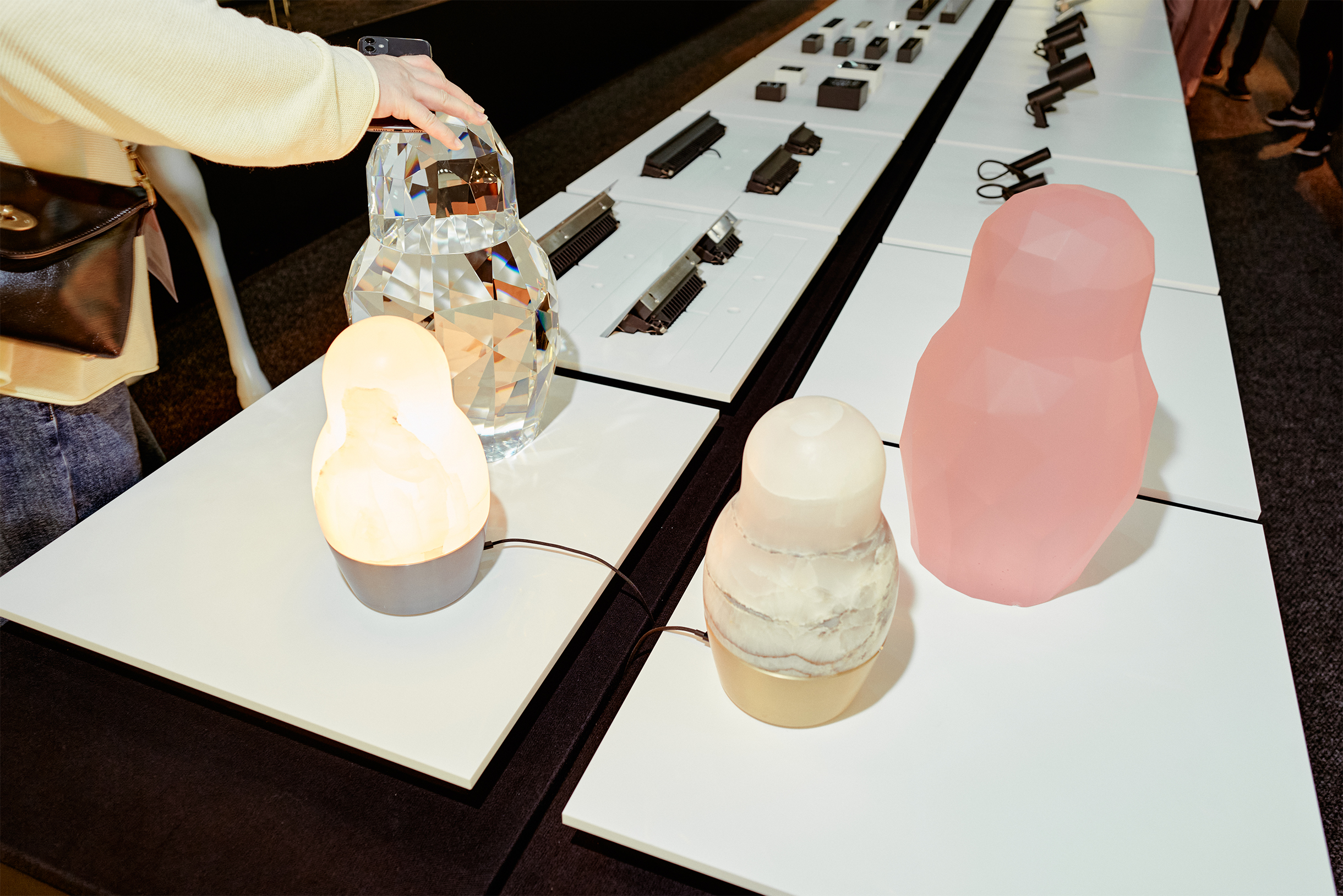 Декоративные и диммируемые матрешки-лампы смотрятся сдержанно и без китча