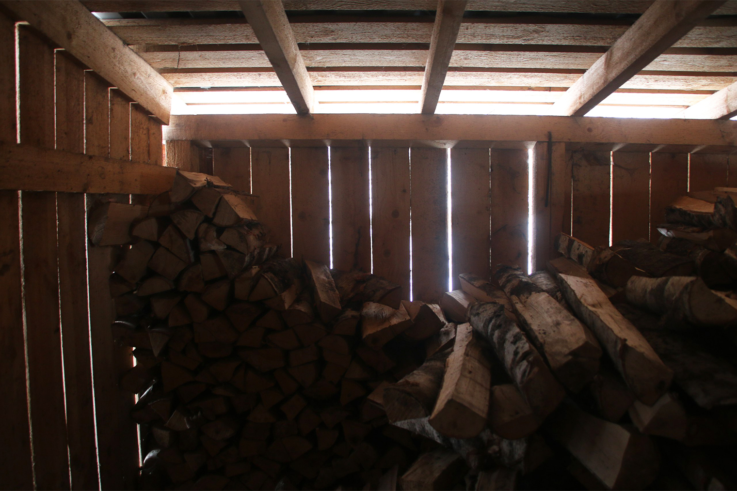 В дровнике сложены березовые дрова, которые достались от прошлых хозяев
