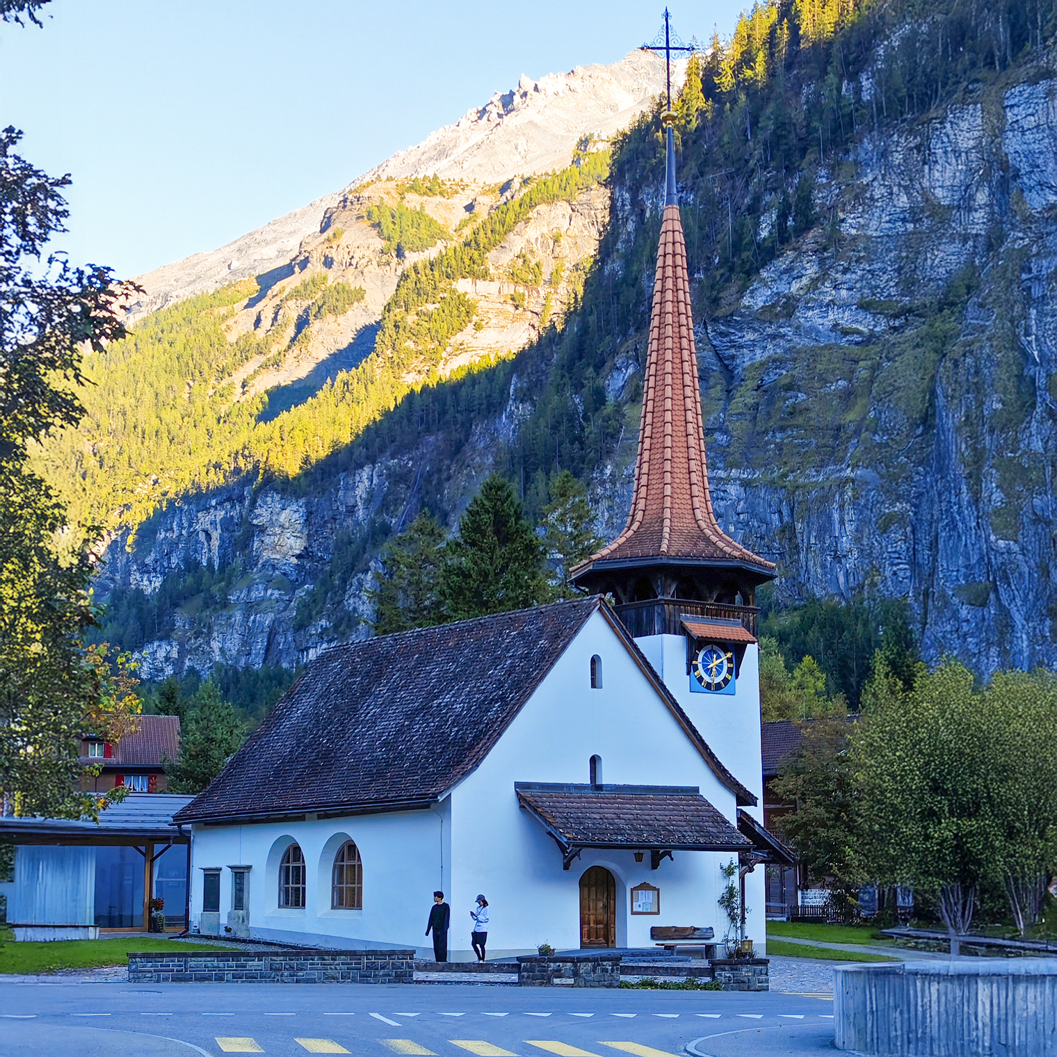 В центре Кандерштега обнаружила симпатичную церковь в традиционном альпийском стиле