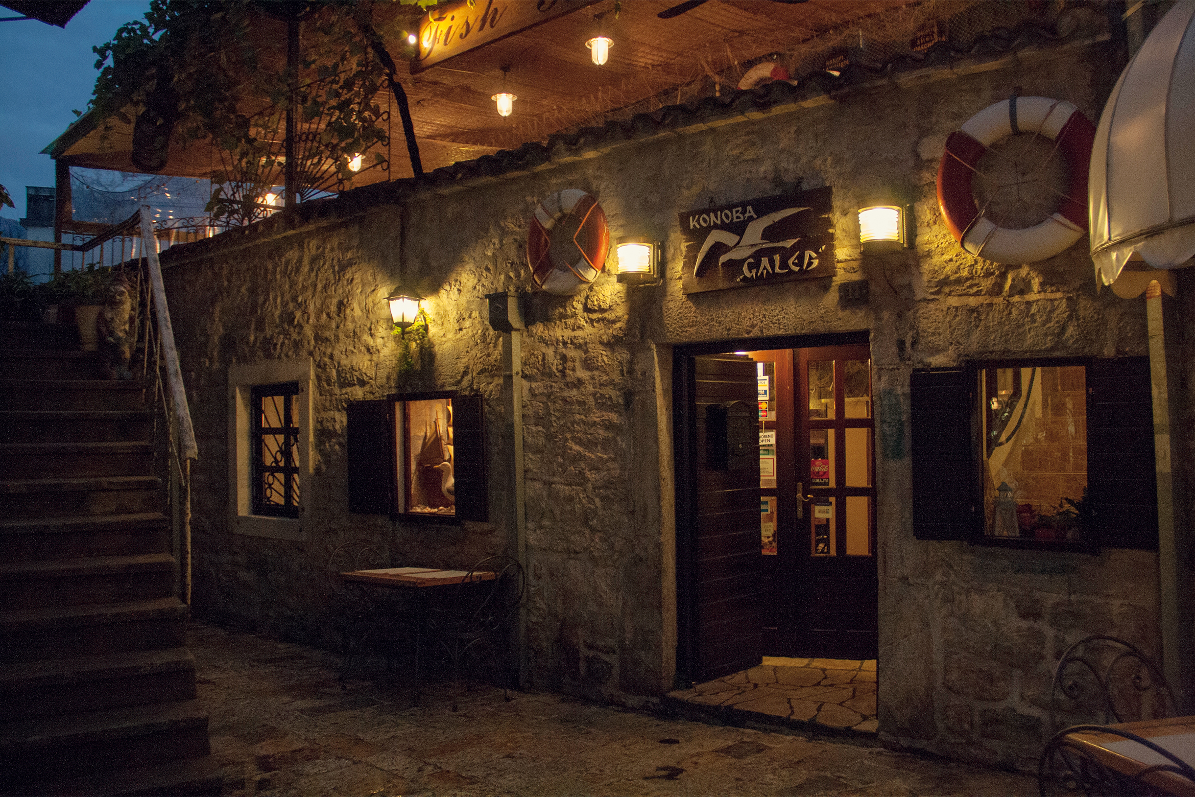 Позднее я возвращалась туда в светлое время суток, но эта вечерняя прогулка стала одним из теплых воспоминаний о Черногории