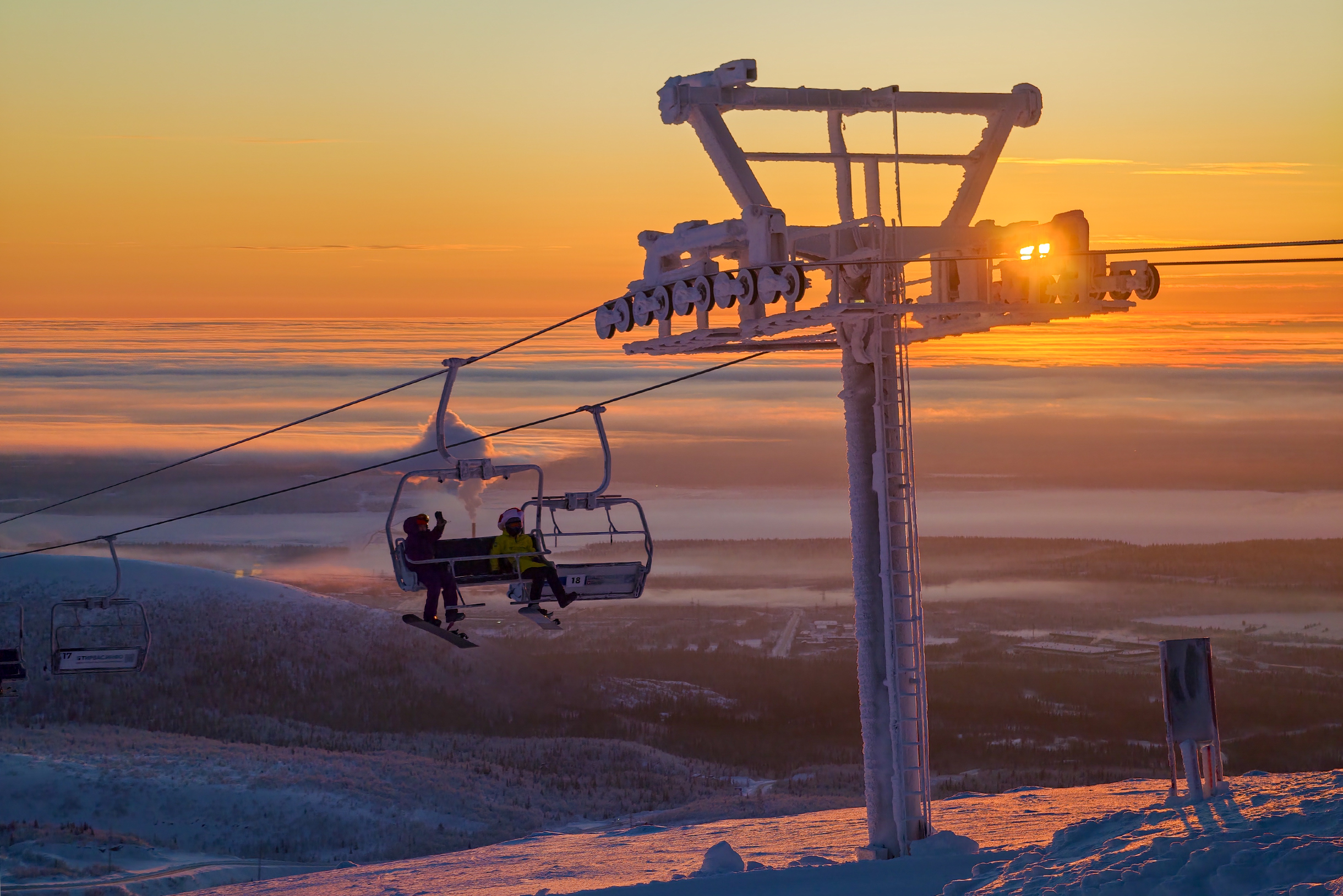 На горнолыжном курорте два склона. Наиболее доступный для пеших туристов — Северный. Чтобы попасть с него на Южный, нужно обязательно кататься: кресельная канатка на фото идет только в обратном направлении. Есть опция приехать к подножию Южного на машине, но такси можно ждать по полчаса-час, особенно обратно. В итоге я туда так и не добралась
