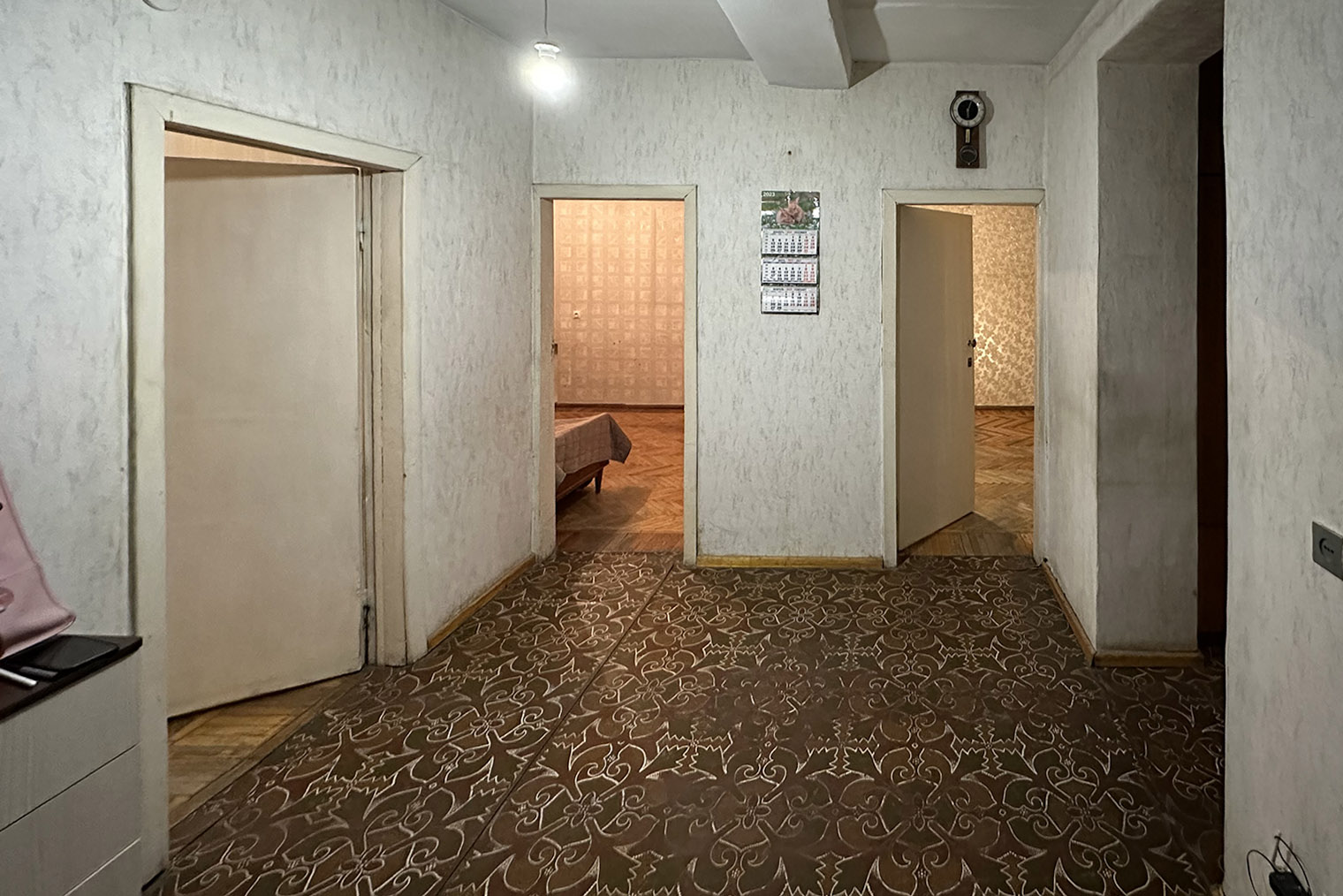 Таким нам достался холл. Один из плюсов планировки — это просторная прихожая, почти квадратная в плане. Помню первое впечатление, когда зашла в квартиру — много воздуха. Дверь в будущую гостиную находится напротив входной и добавляет глубину