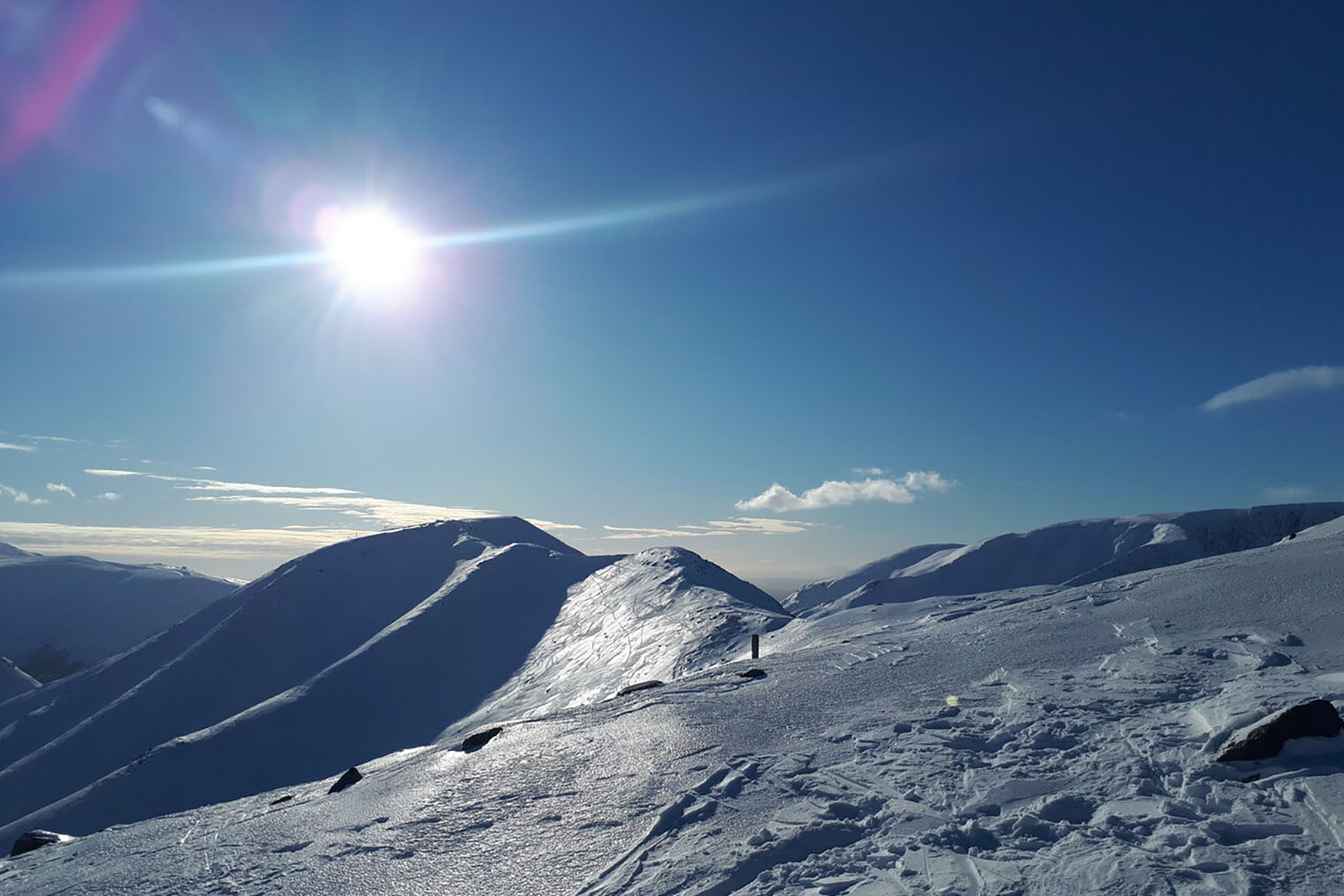 Из-за частого схода лавин всем райдерам настоятельно рекомендуют иметь лавинное снаряжение и заниматься катанием вне трасс только с опытными гидами