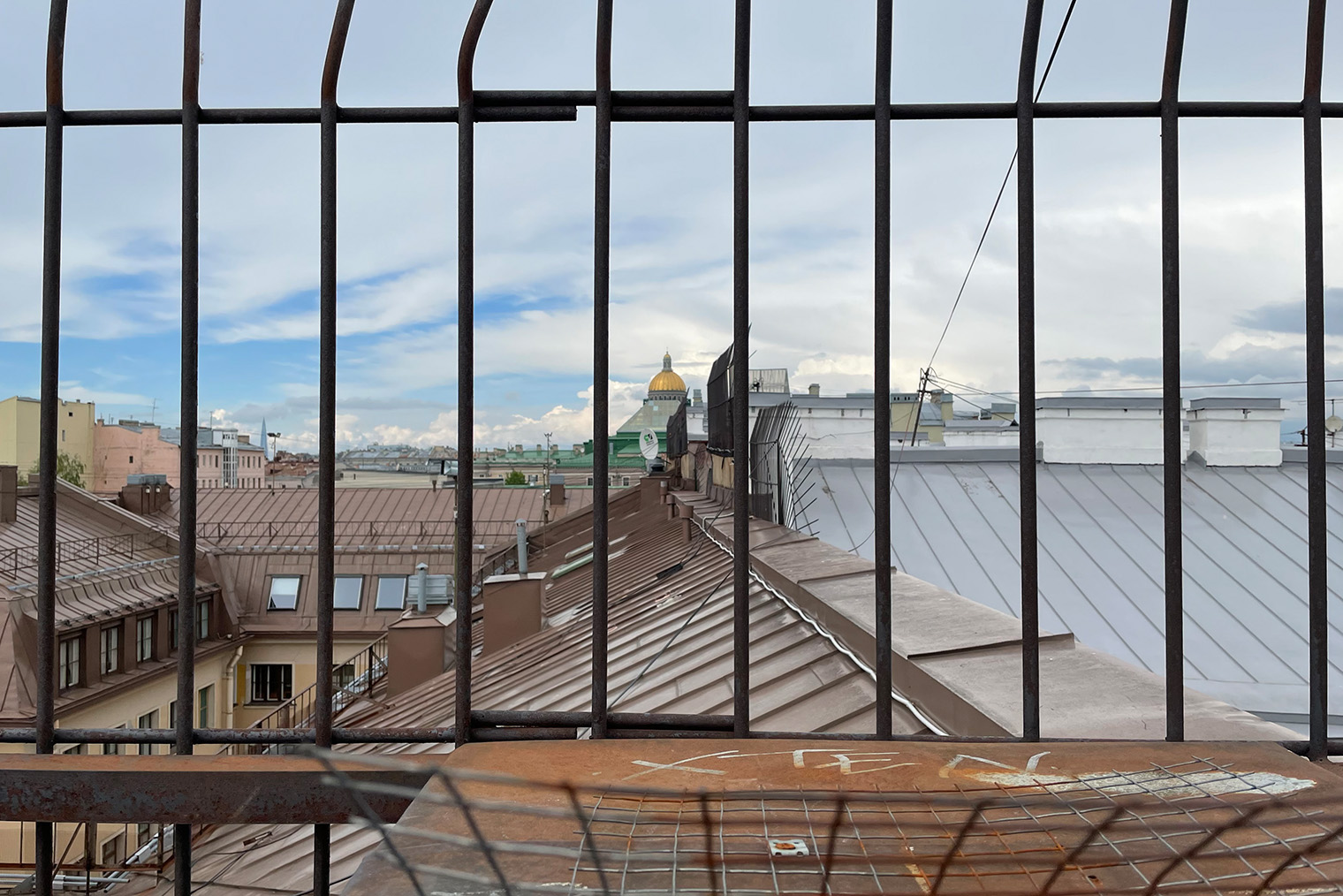 Виды с крыши не впечатляют, зато это единственная бесплатная площадка в списке. Фото: Мария Рудницкая