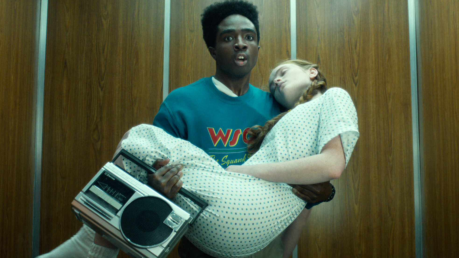 Во время побега от монстров Лукас не выпускает Макс из рук