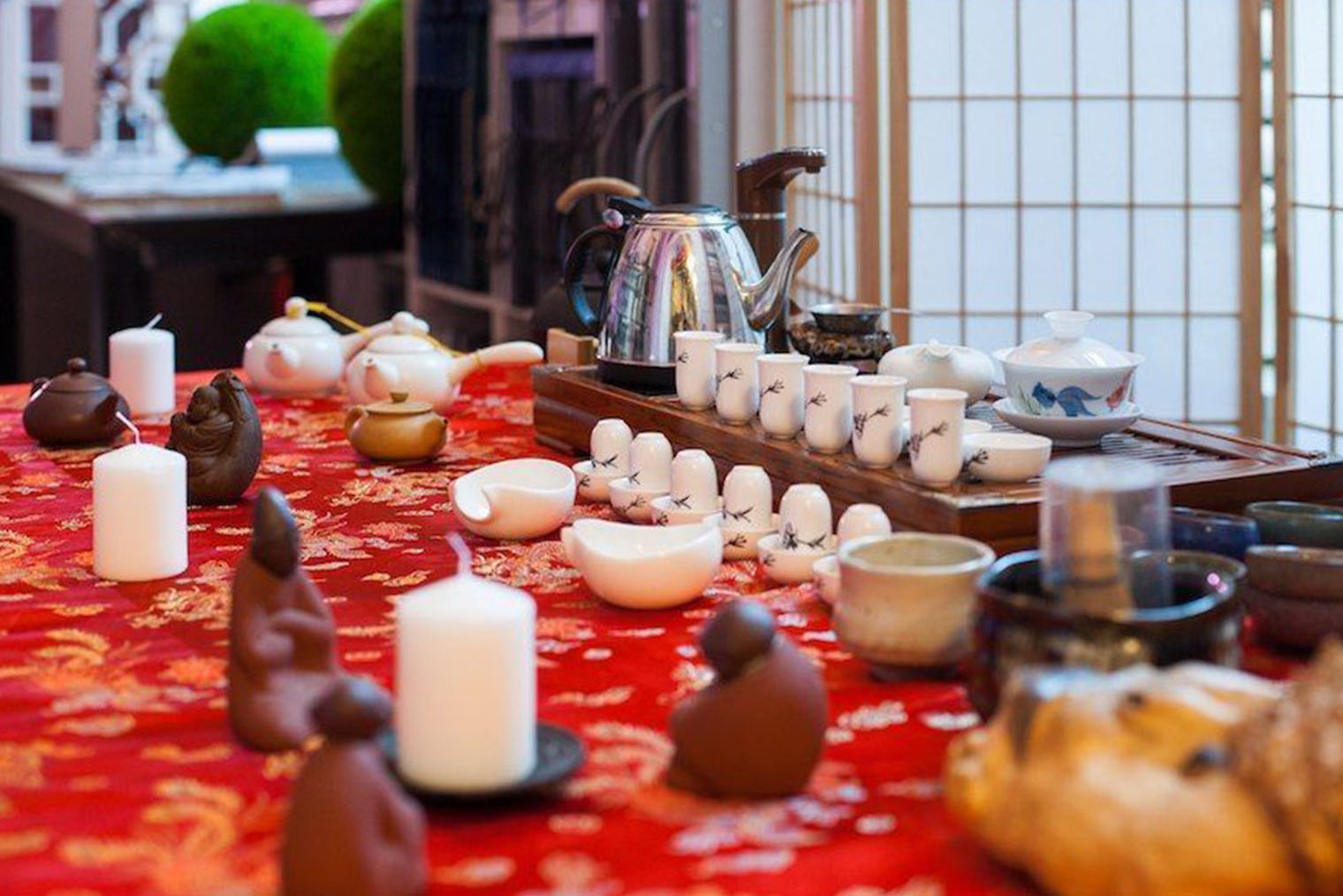 Для настоящей китайской церемонии нужна разная посуда. Источник: teacoffeepoint.ru