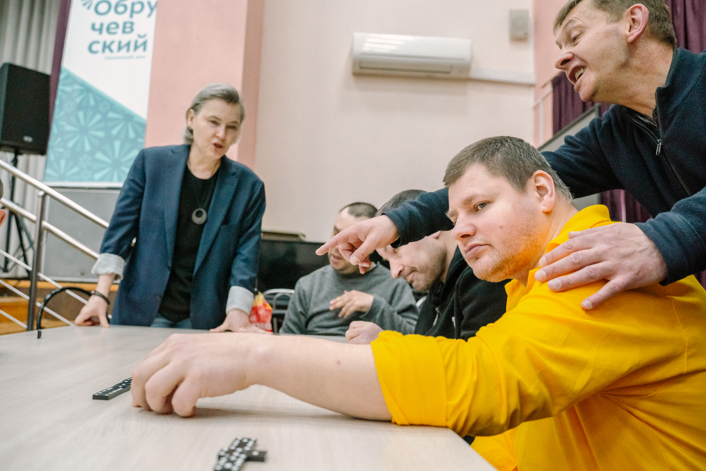 За соседним столом — домино. Играли увлеченно и с азартом, но когда кто-то побеждал, остальные радовались вместе с чемпионом