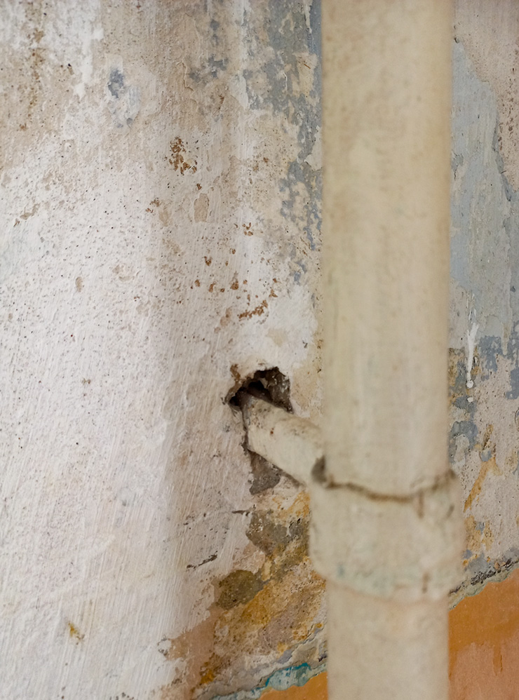 В местах крепления труб к стенам часто бывают дефекты стены, их нужно исправлять, чтобы все было ровно