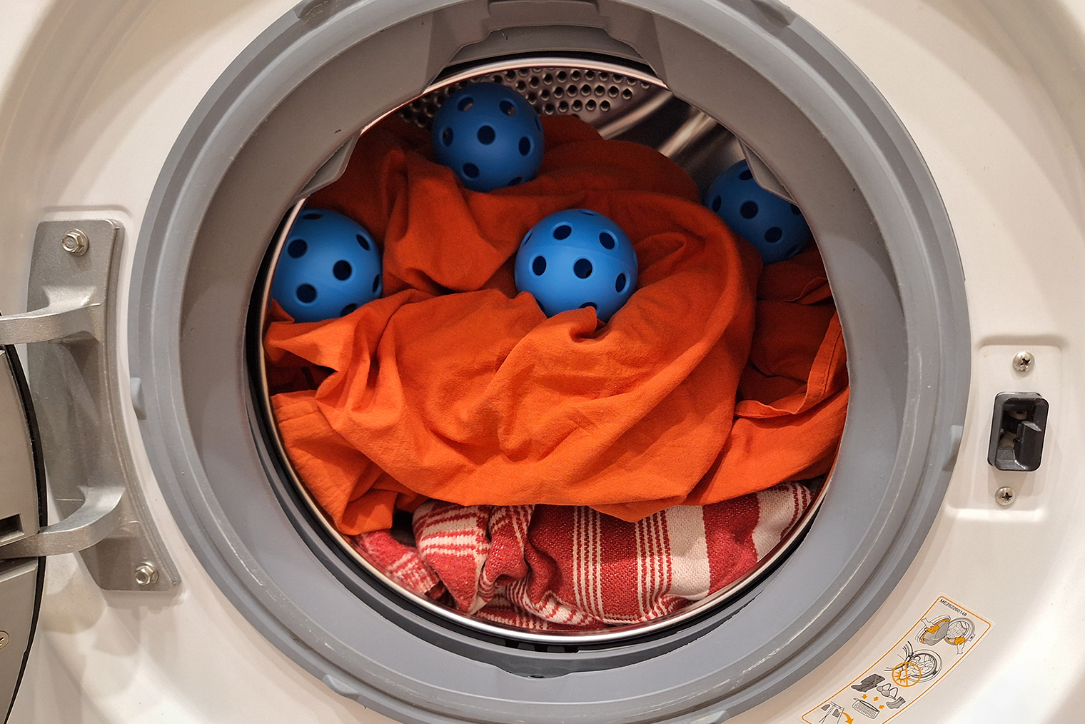 Мячики из пластмассы — вещи точно не окрасятся