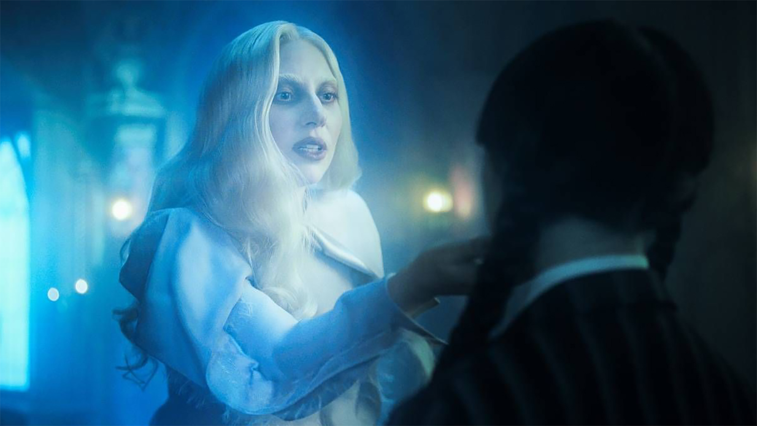 По промокампании сезона казалось, что Леди Гага исполнит большую роль, в итоге певица сыграла могущественного ворона Розалин Ротвуд, чье экранное время составляет примерно две минуты