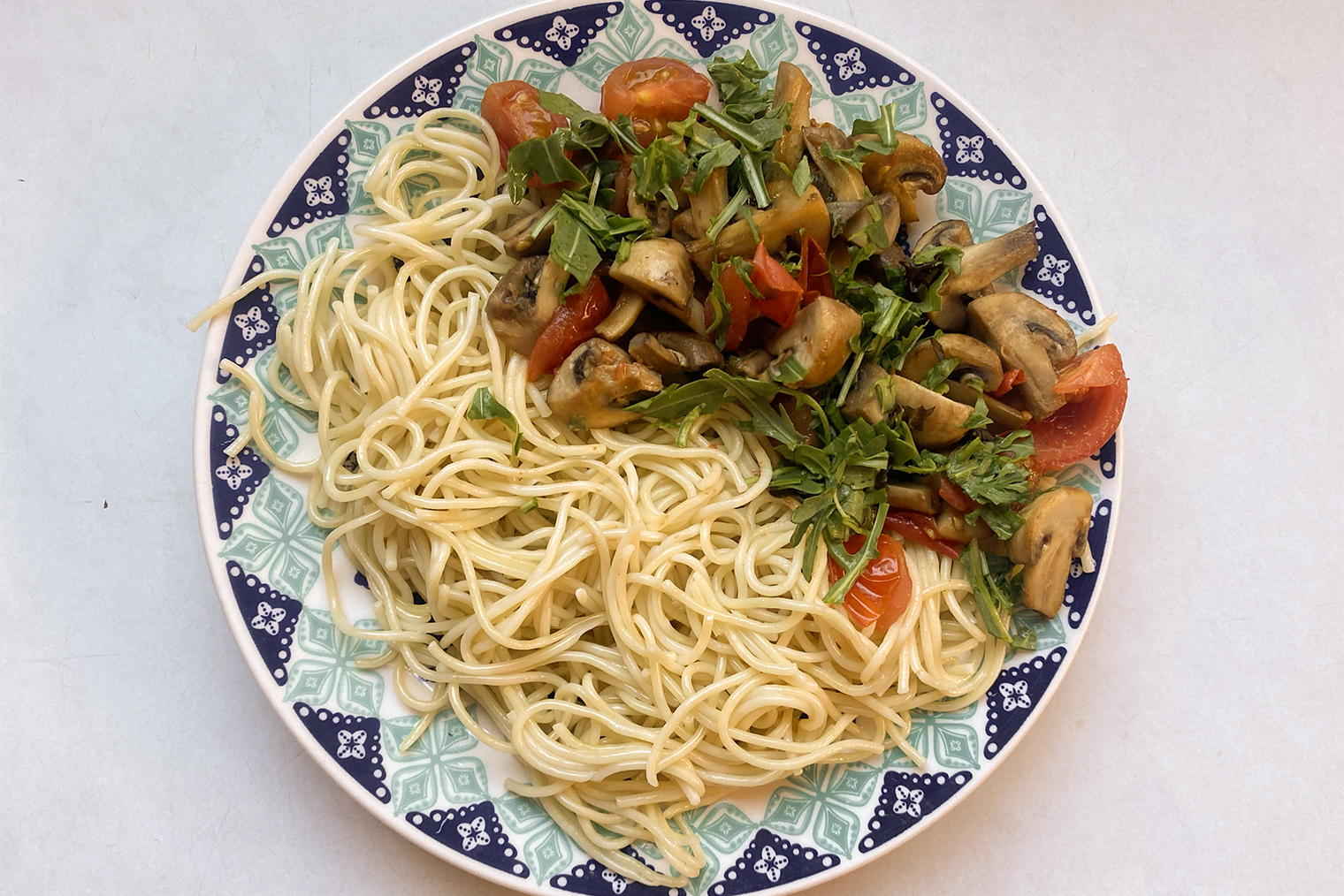 Готовые спагетти и грибы с черри выложила на тарелку, добавила руколу, но не перемешивала, как предлагали в рецепте