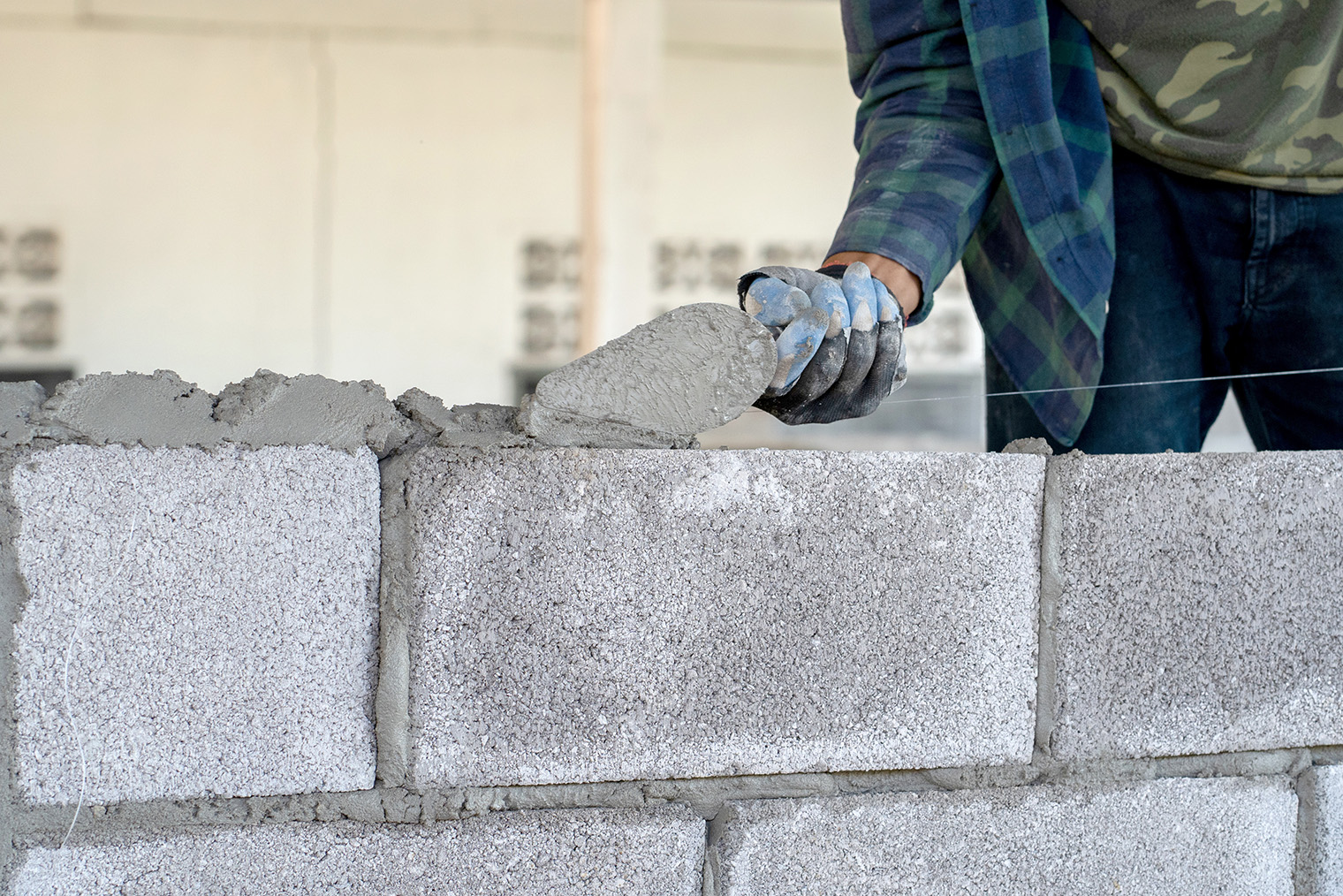 Кладка бескаркасной перегородки. Фотография: PRANEE JIRAKITDACHAKUN / Shutterstock / FOTODOM