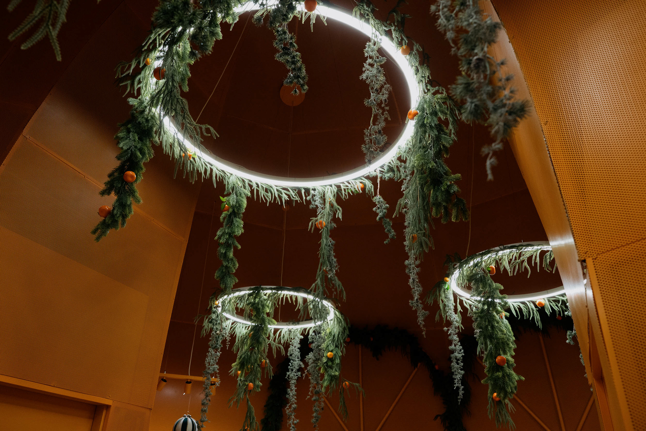 «Мандарин» — самый ароматный павильон: сотрудники распыляют ароматические спреи, поэтому внутри пахнет цветами и фруктами