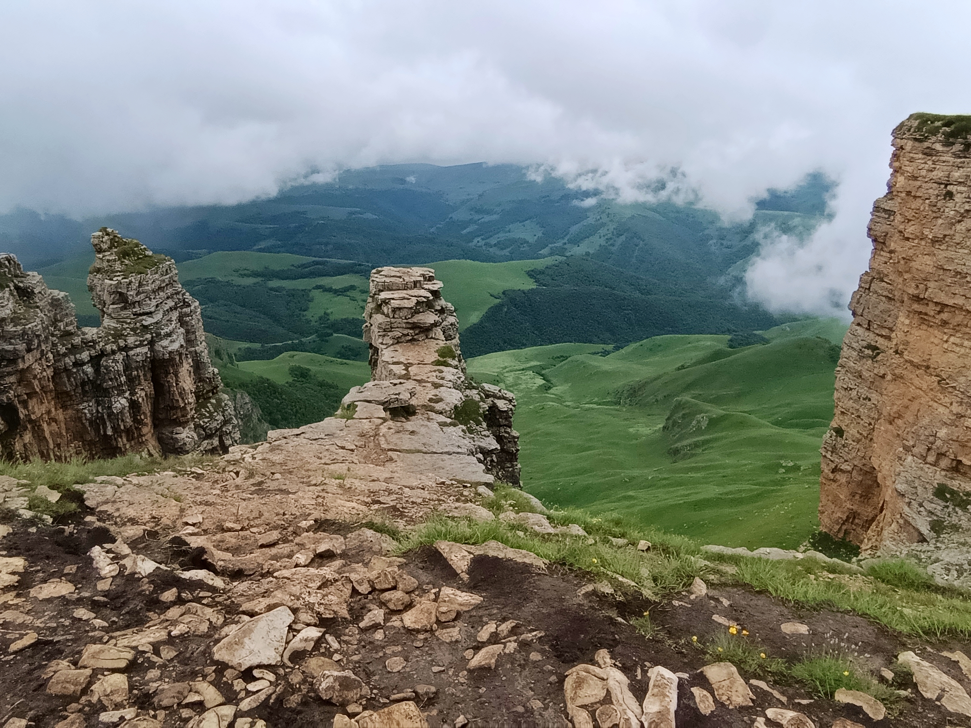 Плато Бермамыт. На этот уступчике пел Трубадур в новых Бременских музыкантах. Фото автора.