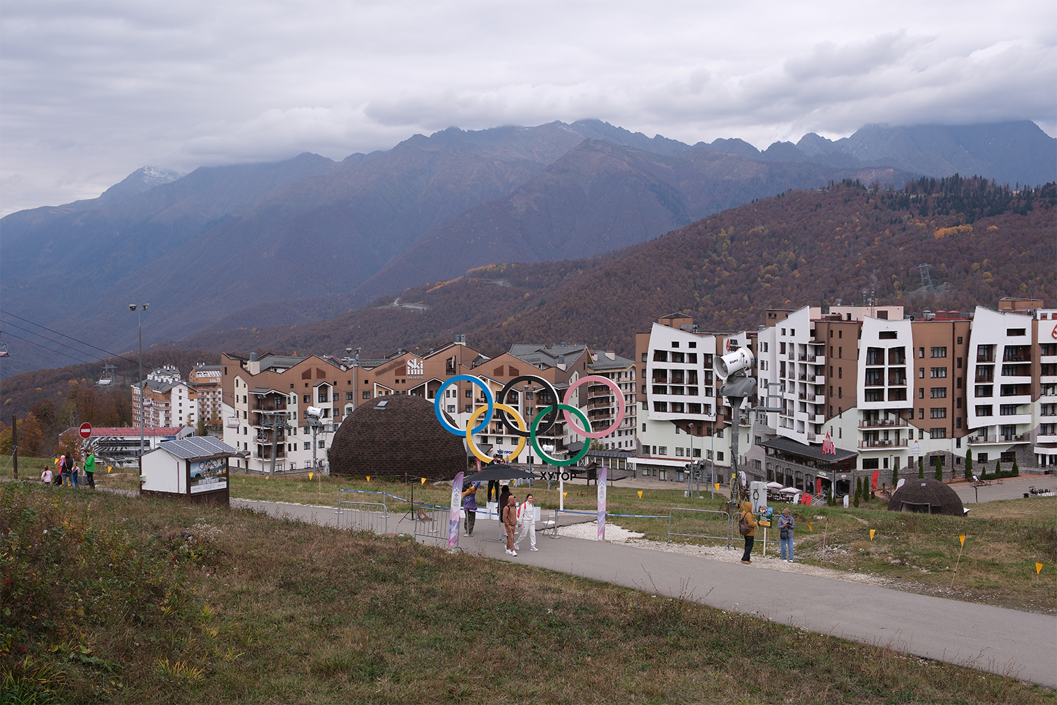 В Сочи к Олимпийским играм — 2014 построили три горнолыжных курорта с соответствующей инфраструктурой, в том числе апартаментами и отелями разного уровня. © Дарья Ревина