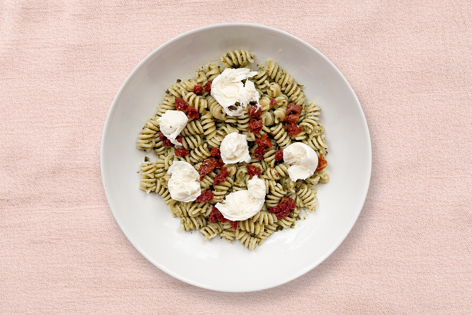 Песто идеально сочетается с макаронами. Соус купила готовый, хотя такой легко можно сделать и дома