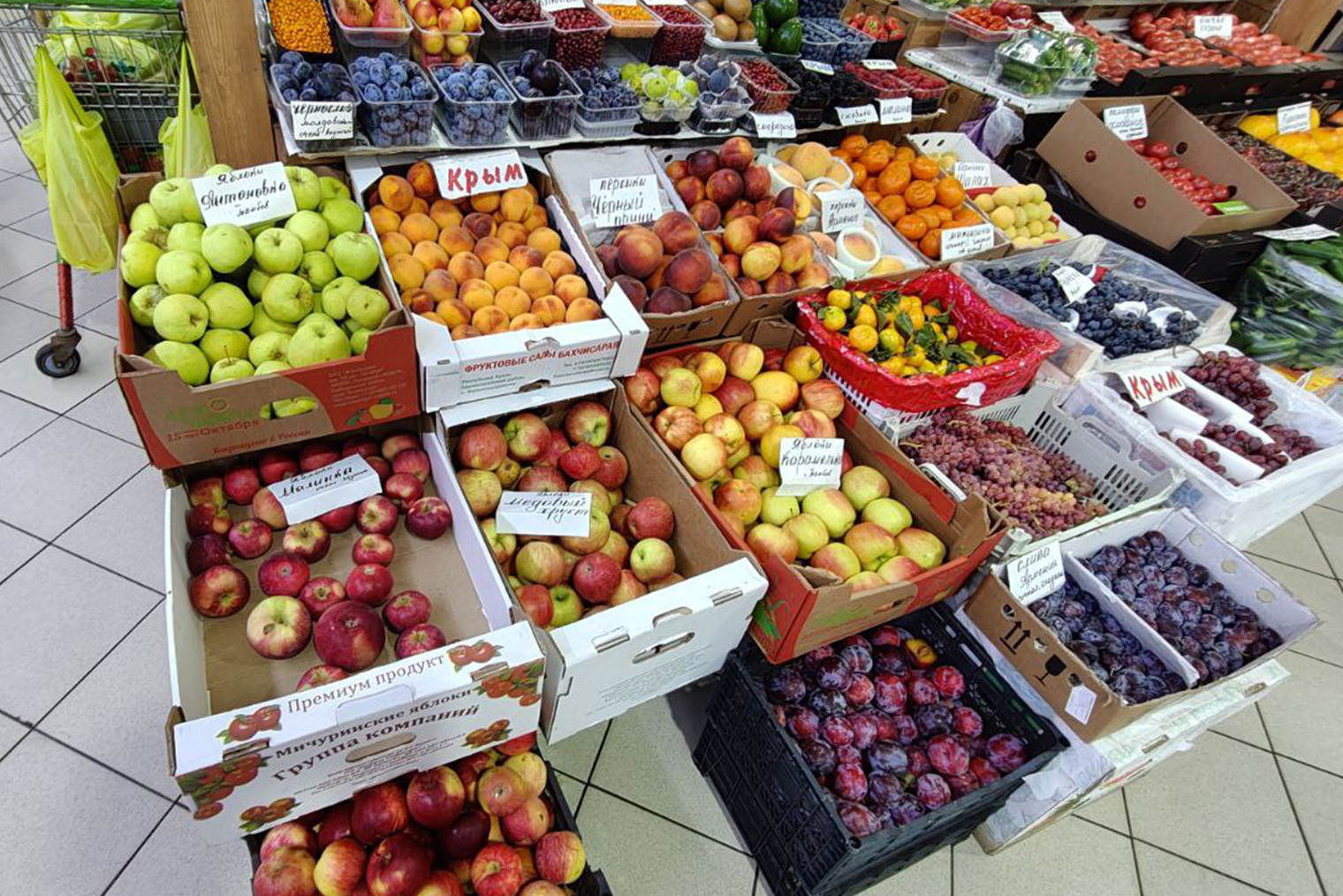 Продукты на Ленинградском рынке без ценников — цены для каждого покупателя свои. © Наталья Шахворостова