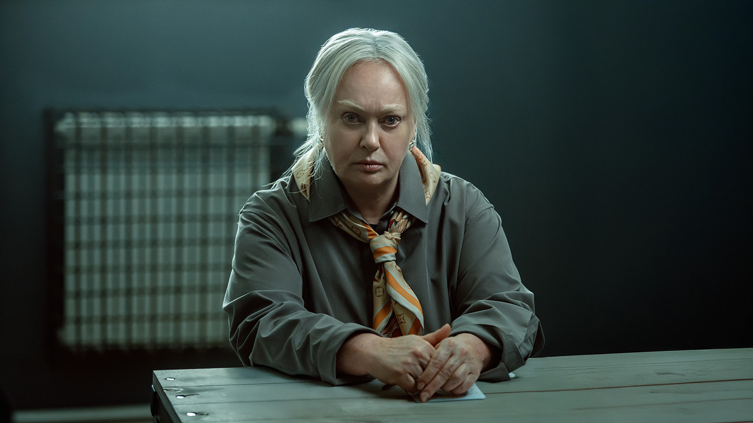 Лариса Гузеева выглядит так, словно сейчас уничтожит зазнавшегося жениха. © Иви