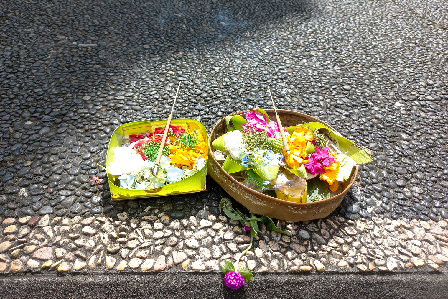 Такие подношения божествам можно увидеть возле любого храма, дома и даже на капоте машин или катеров. © Дарина Устич