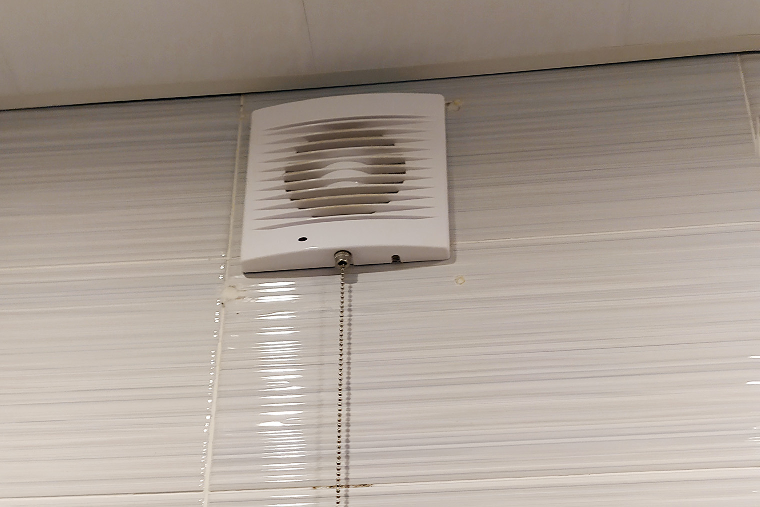 Так выглядит принудительная вентиляция в квартире, воздух уходит в общедомовой вентканал