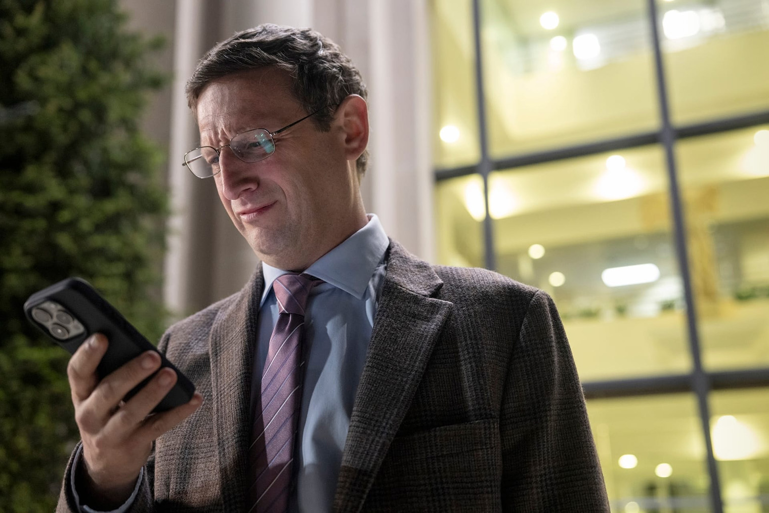 Приготовьтесь: во время просмотра вы будете испытывать непрекращающееся чувство кринжа. В том числе и за неловкого главного героя. Мы предупреждали. Кадр: HBO