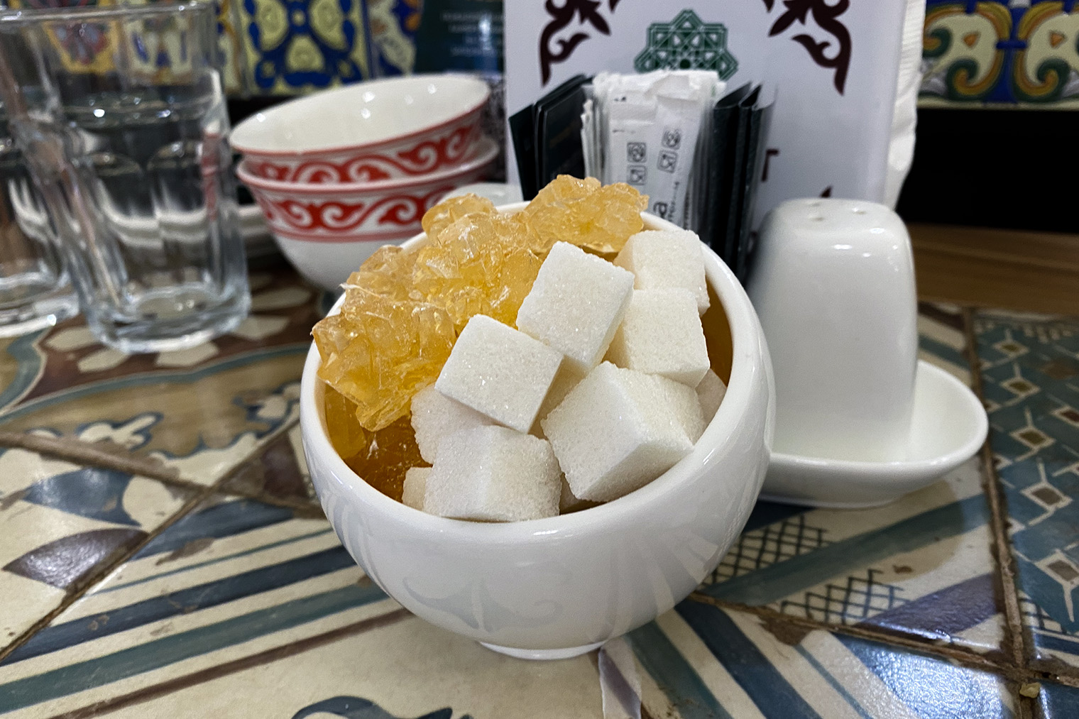 На каждом столе в Navat стоит рафинад и нават — узбекский сахар