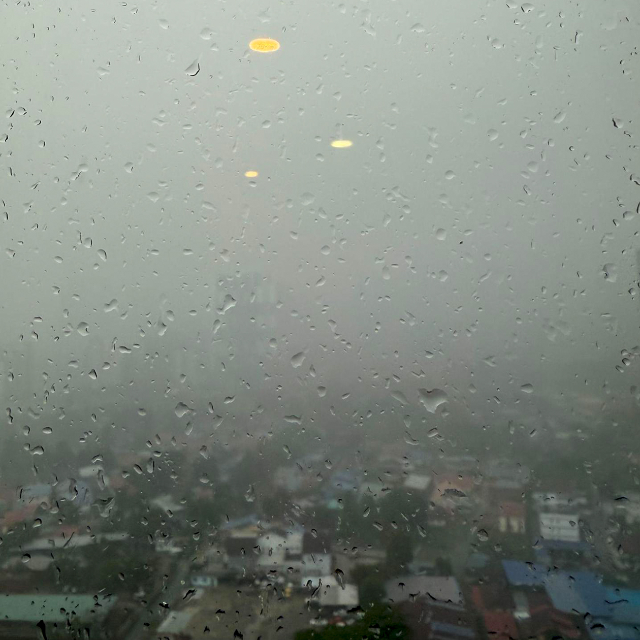Как только мы зашли в квартиру, на улице началась гроза еще сильнее, чем вчерашняя. За окном даже ничего не видно
