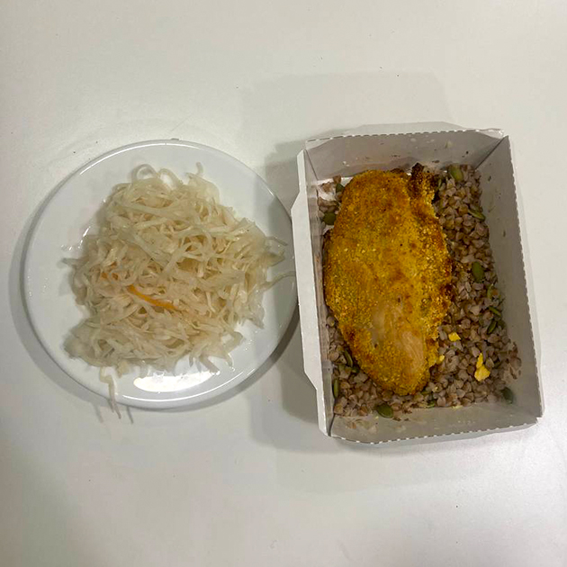 На обед снова курица с гречкой и капуста
