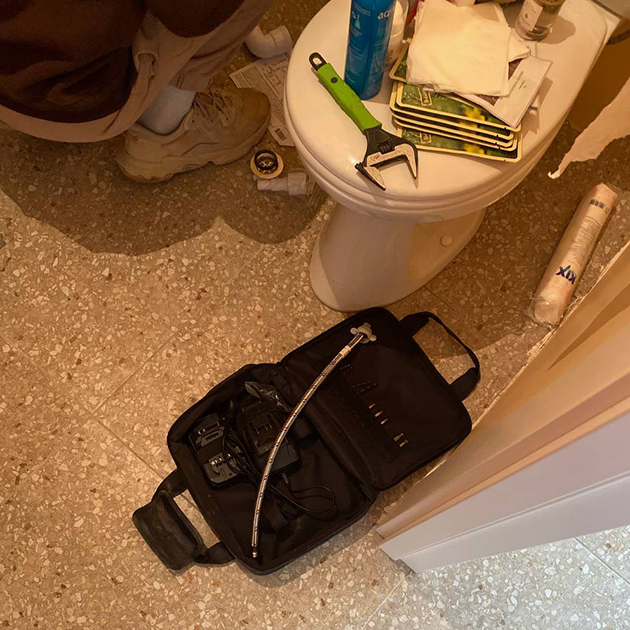 Устанавливаем сифон в раковину