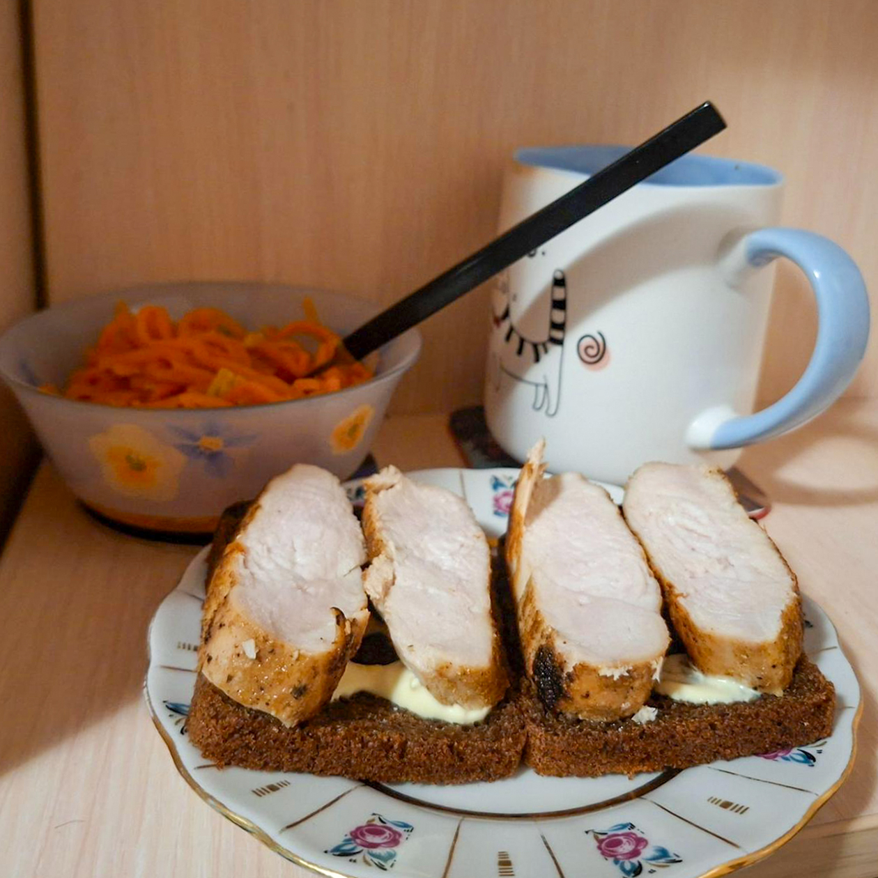 Ужинаю бутербродами с куриной грудкой и морковью со спаржей