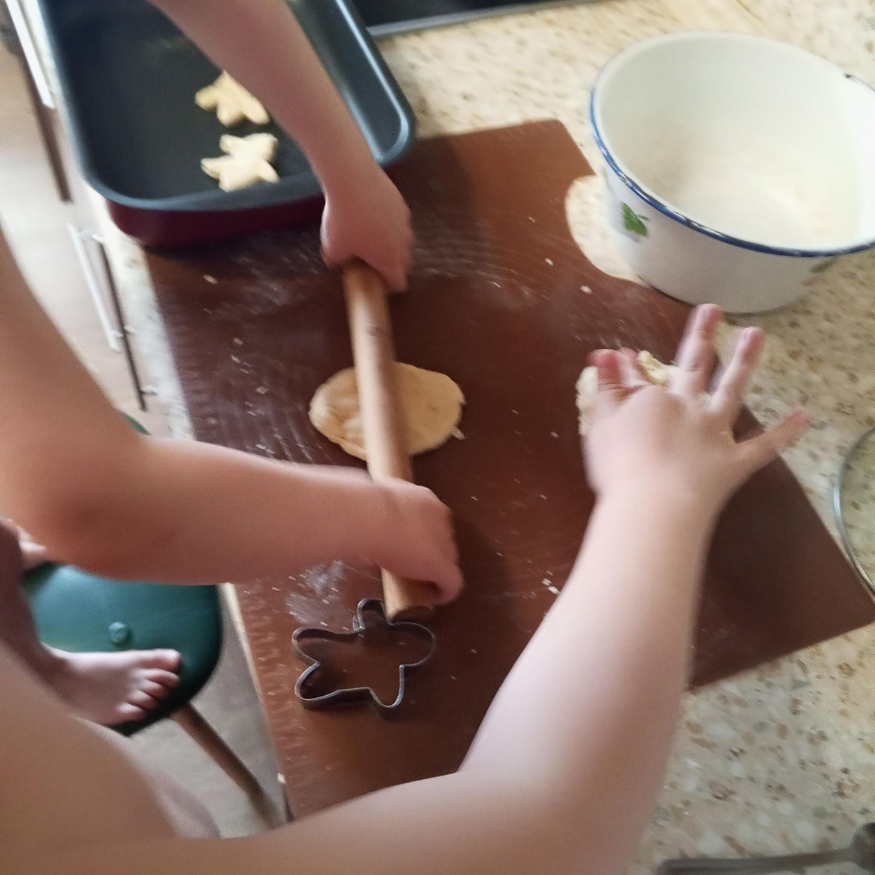 Детки помогают с печеньем