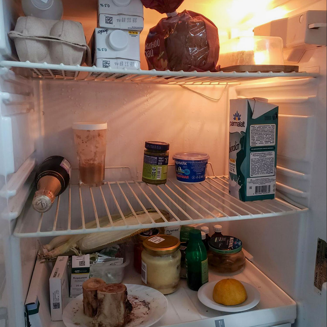 Полупустой холодильник