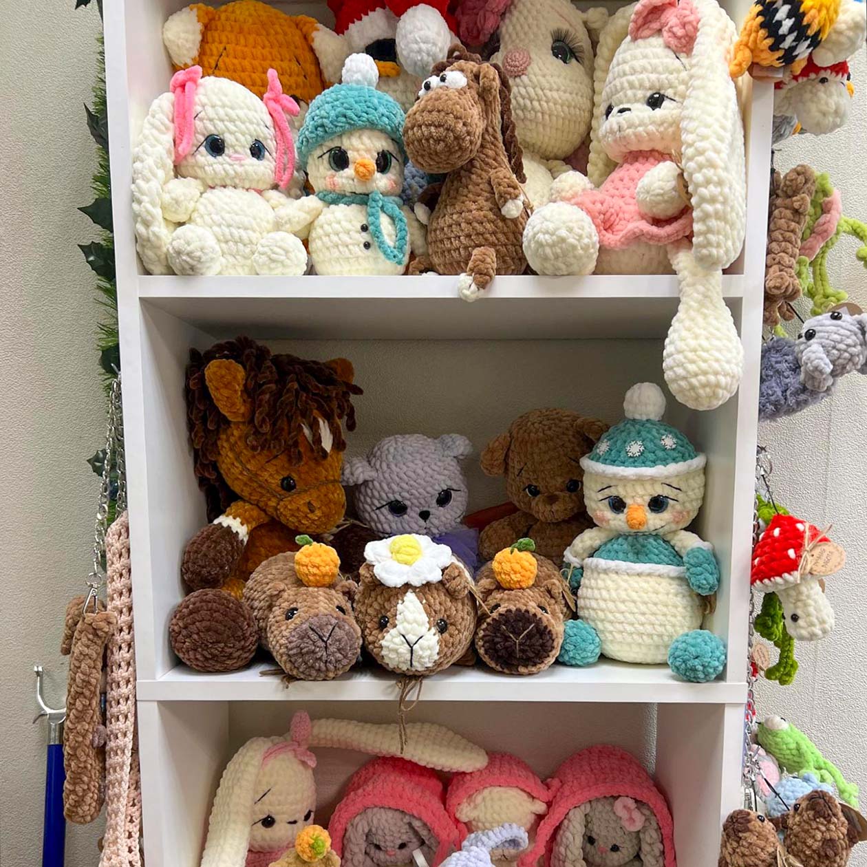 В ателье стоят красивые игрушки ручной работы