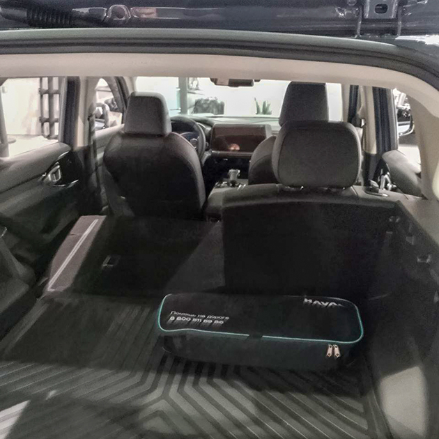 Багажник новой машины маловат для нашего числа вещей