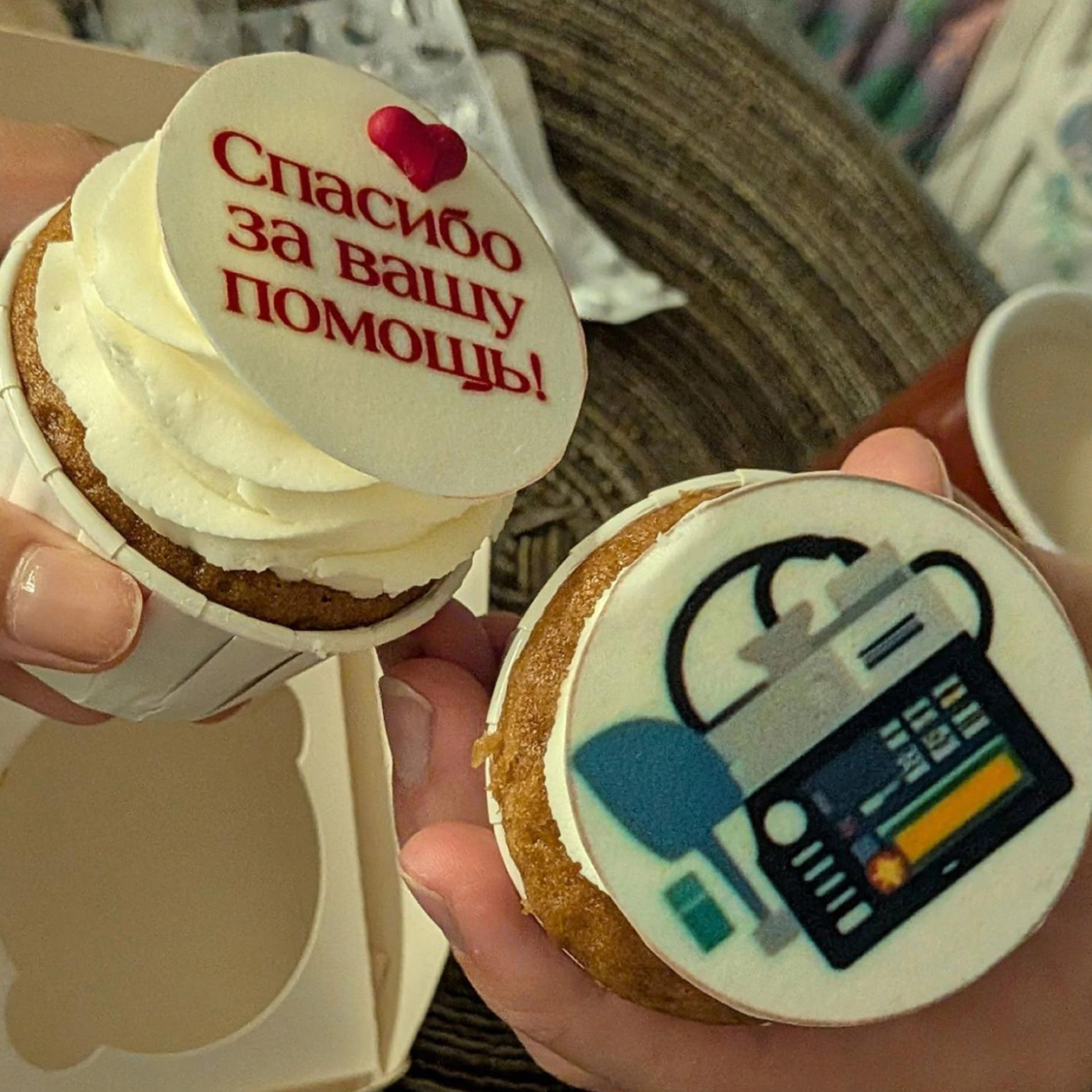Кексики в честь Дня медработника. Мне попался с лимонной начинкой, а парню — с шоколадной