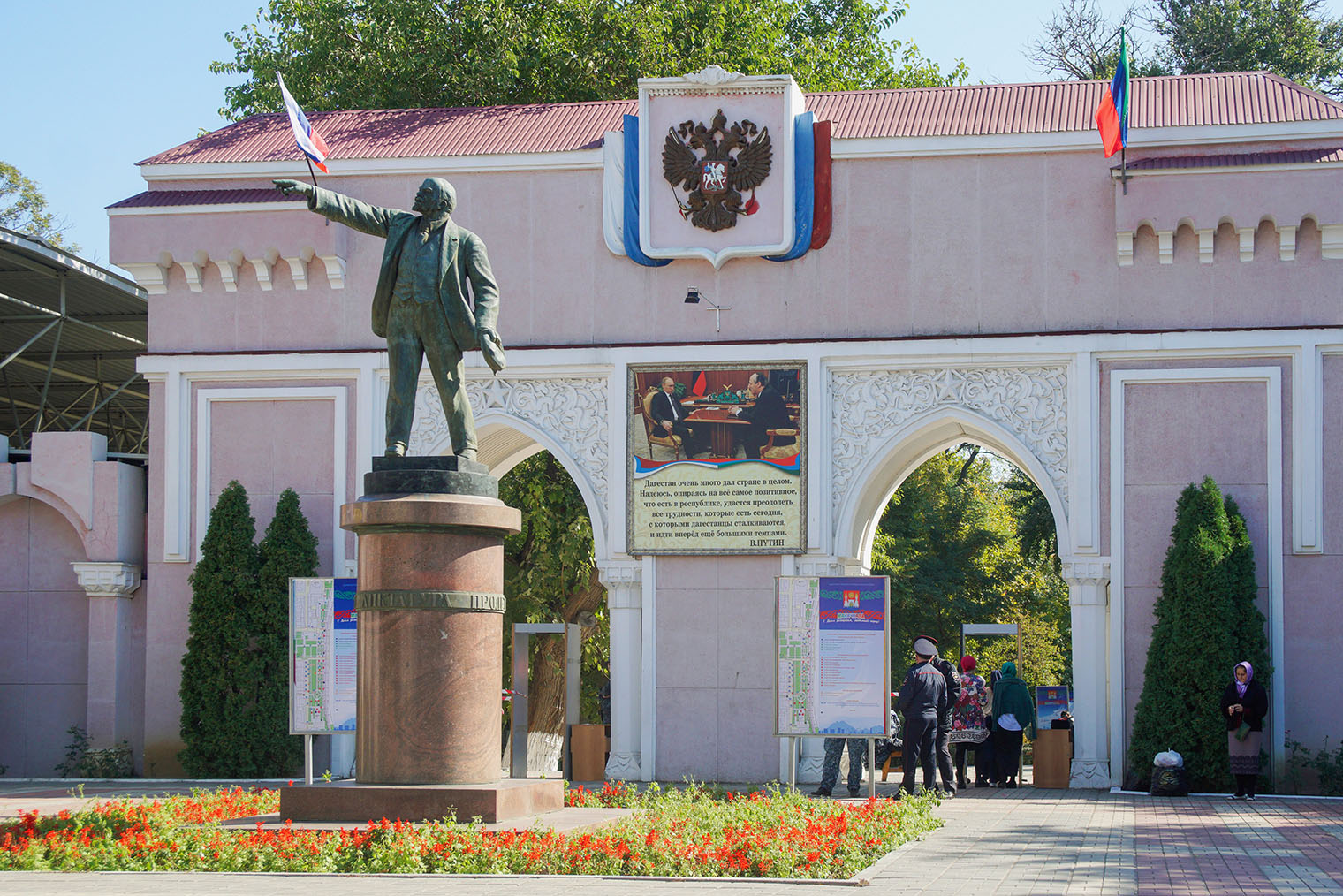 На входе в сад посетителей встречает памятник Ленину. Фотография: Igor Stomakhin / Shutterstock